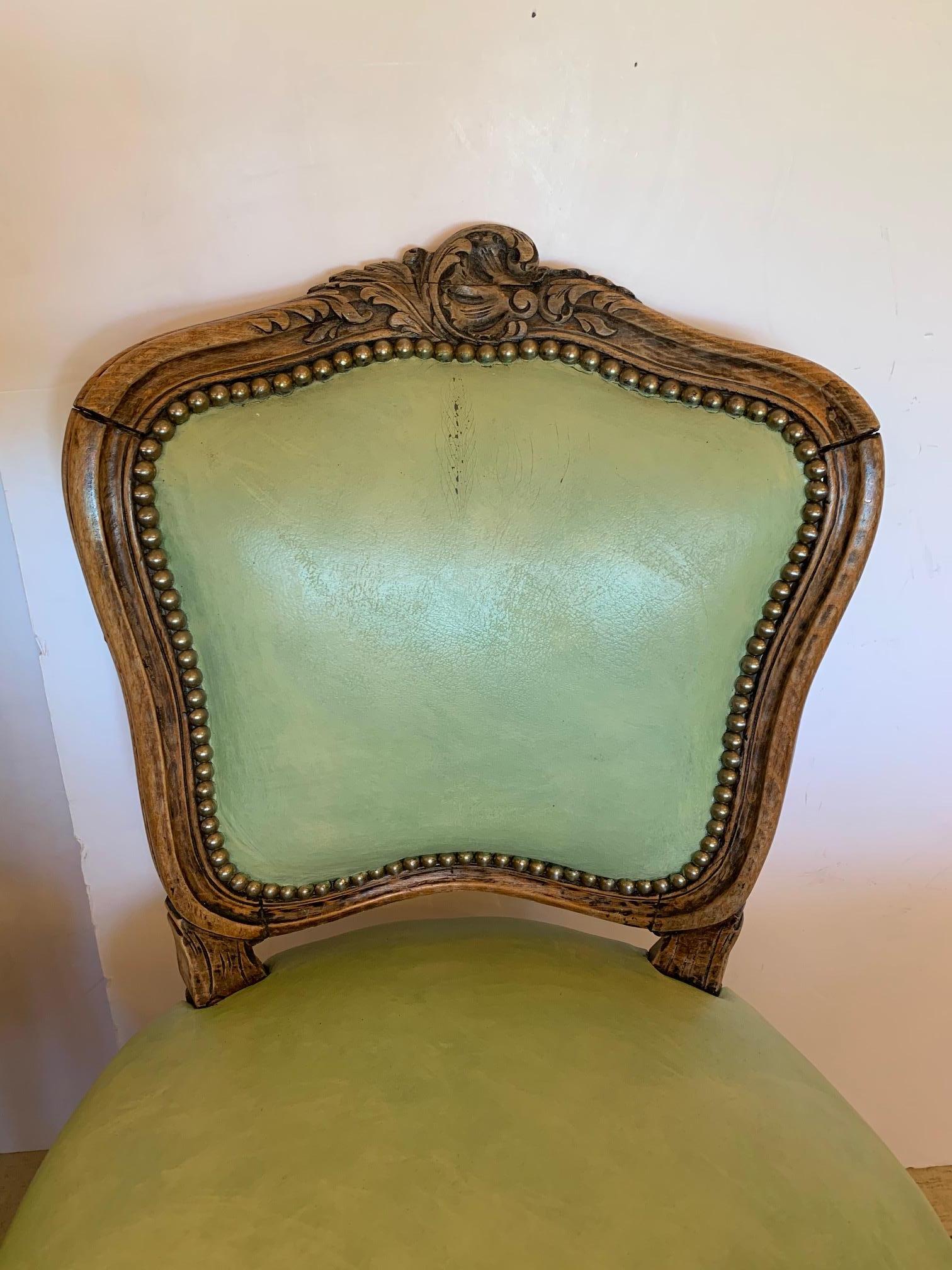 Paire de ravissantes chaises d'appoint françaises anciennes en noyer sculpté et cuir vert clair en vente 2