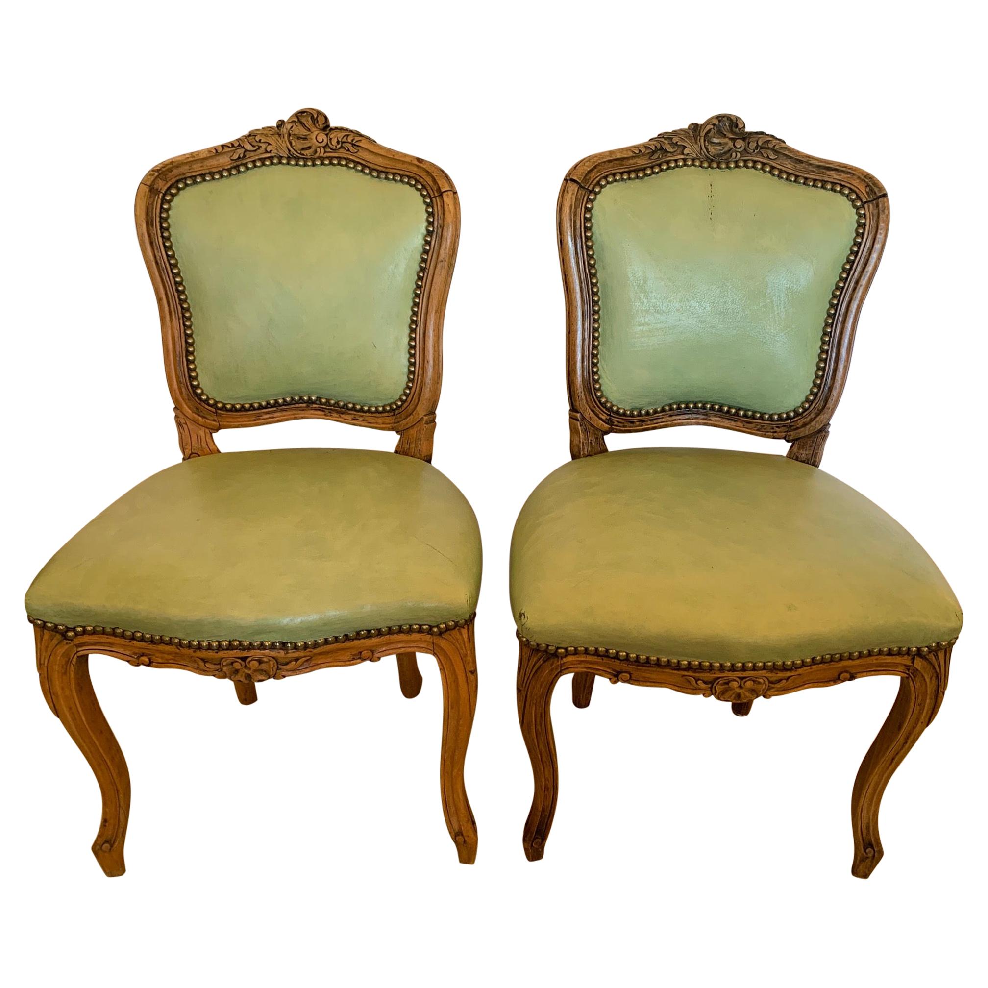 Paire de ravissantes chaises d'appoint françaises anciennes en noyer sculpté et cuir vert clair en vente