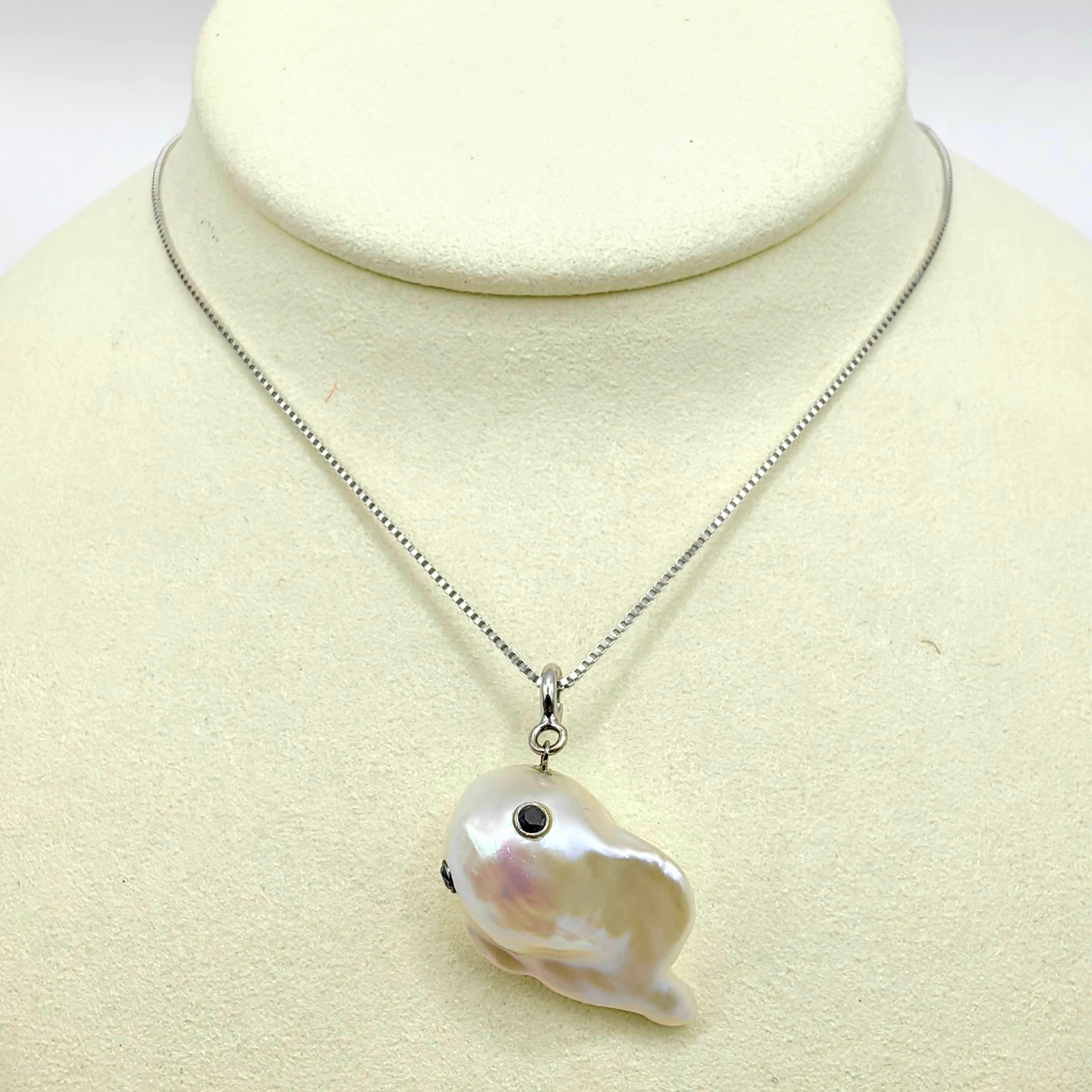 Darling Phantom: Charm/Pendente Fantasma in oro bianco 18 carati con diamanti neri e perle barocche in vendita 1