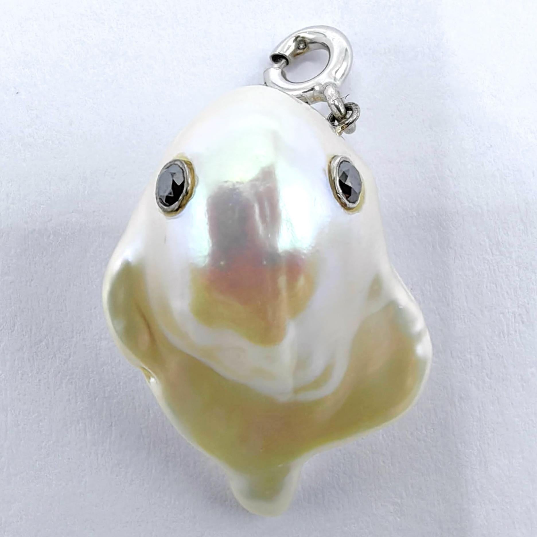 Darling Phantom: Schwarzer Diamant Barock Perle 18K Weißgold Geist Charme/Anhänger (Brillantschliff) im Angebot