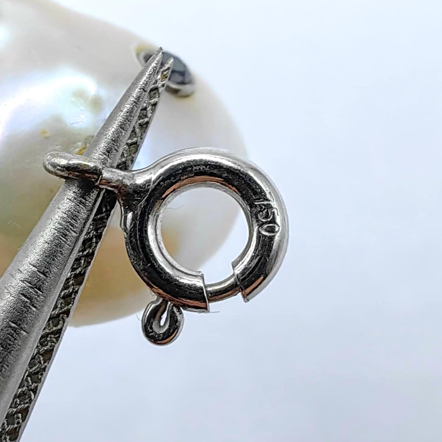 Darling Phantom: Charm/Pendente Fantasma in oro bianco 18 carati con diamanti neri e perle barocche in vendita 5