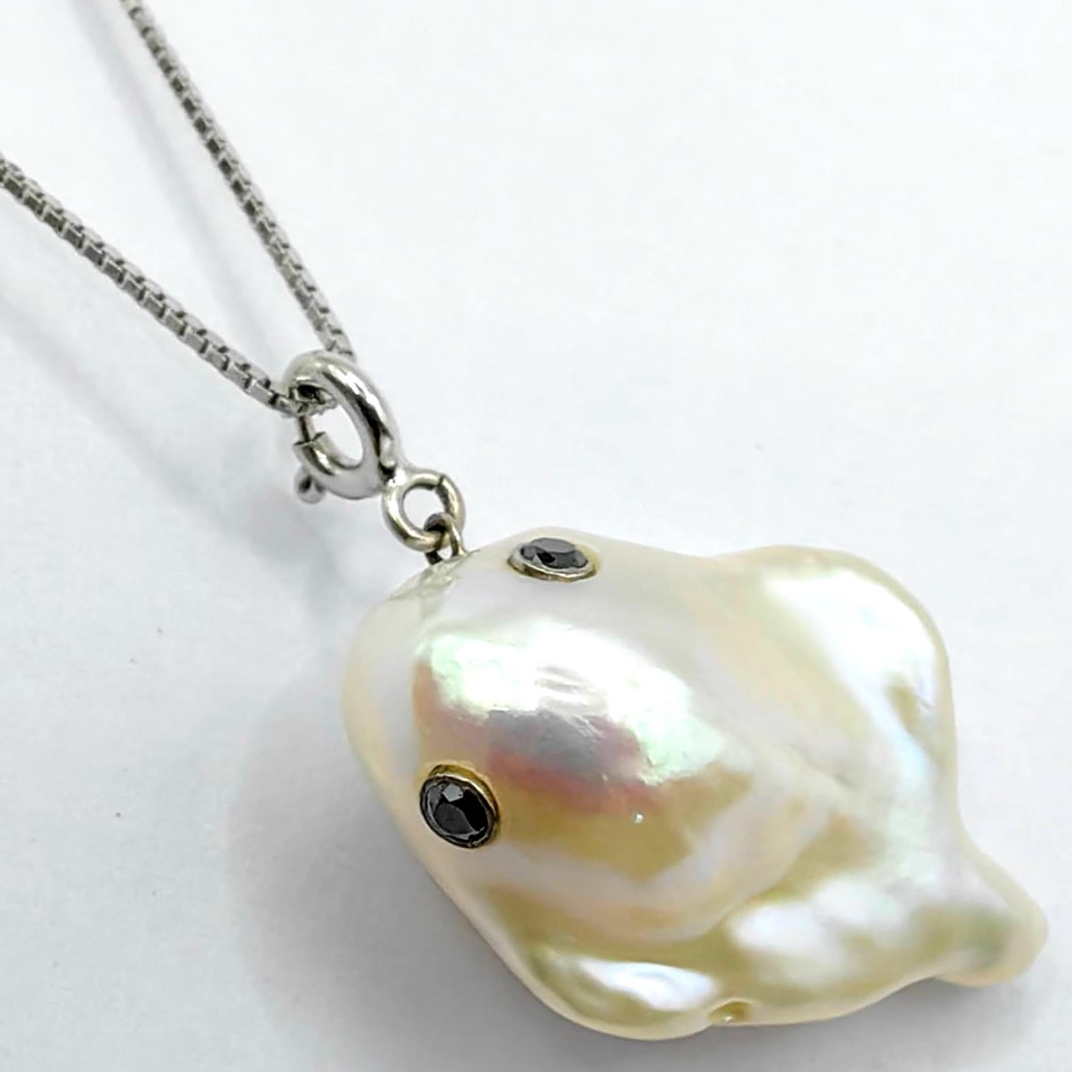 Darling Phantom: Charm/Pendente Fantasma in oro bianco 18 carati con diamanti neri e perle barocche In condizioni Nuovo in vendita a Wan Chai District, HK