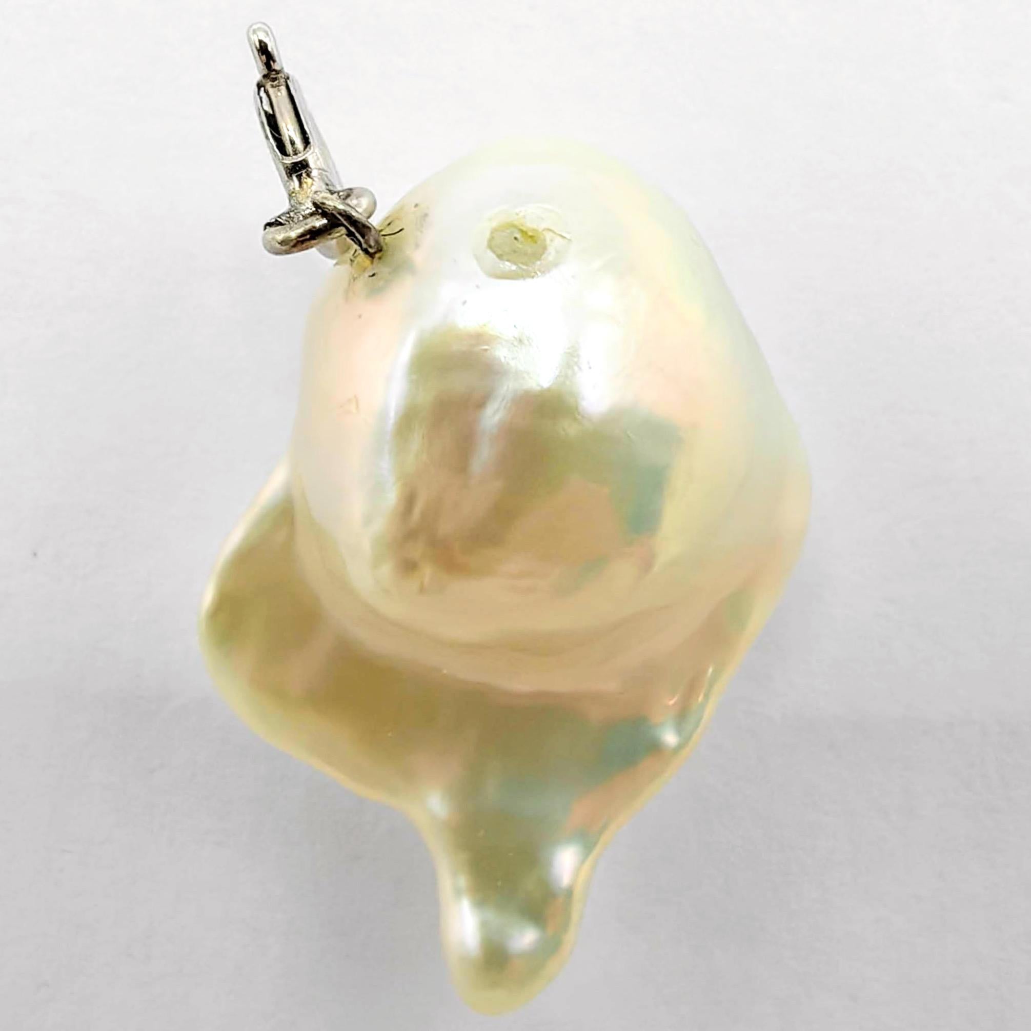 Darling Phantom: Charm/Pendente Fantasma in oro bianco 18 carati con diamanti neri e perle barocche in vendita 3