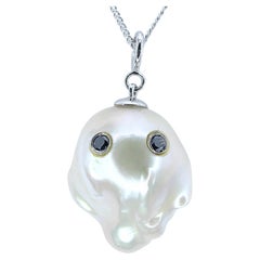 Darling Phantom : Pendentif à breloque fantôme en diamant noir et perle baroque en or blanc 18K