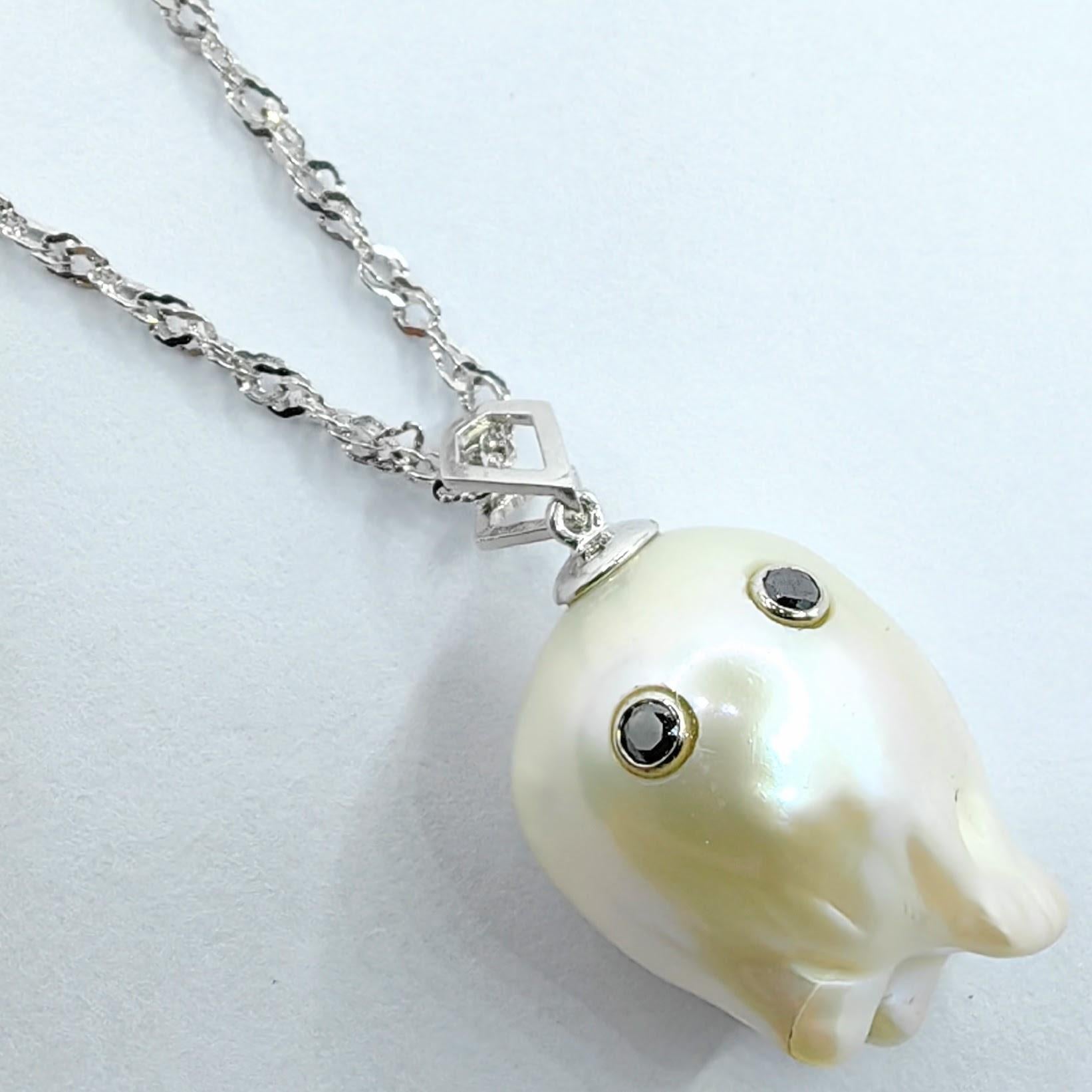 Enthüllen Sie das bezaubernde Darling Phantom: ein skurriles Wunderwerk mit einer mit schwarzen Diamanten besetzten Barockperle in 18 Karat Weißgold, das den Geist eines freundlichen Gespenstes heraufbeschwört. Dieser bezaubernde Anhänger mit einer