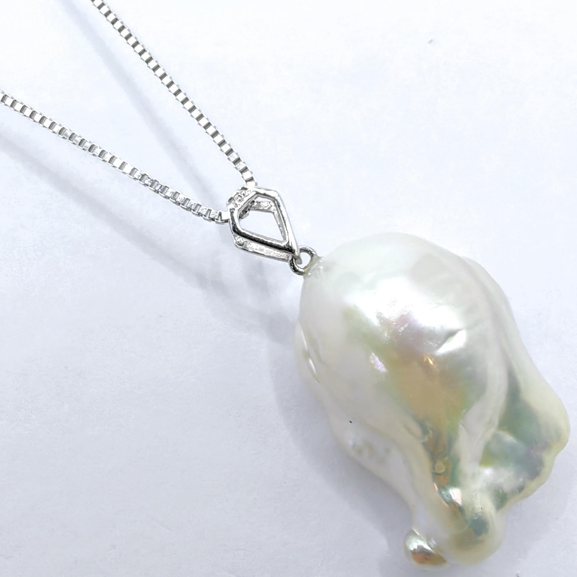 Contemporain Darling Phantom : Pendentif Ghost en or blanc 18 carats, diamant noir et perle baroque en vente