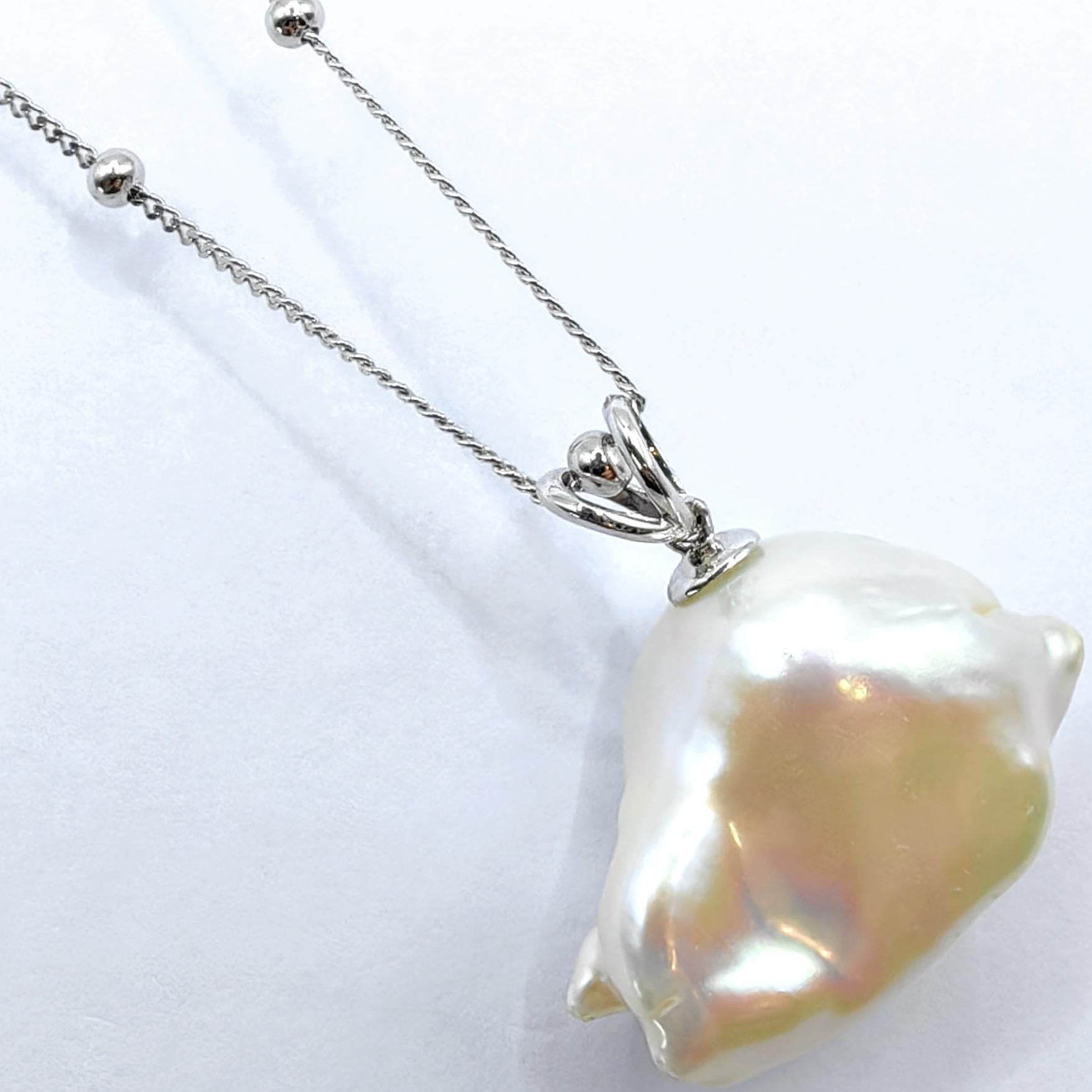 Contemporain Darling Phantom : Pendentif Ghost en or blanc 18 carats, diamant noir et perle baroque en vente