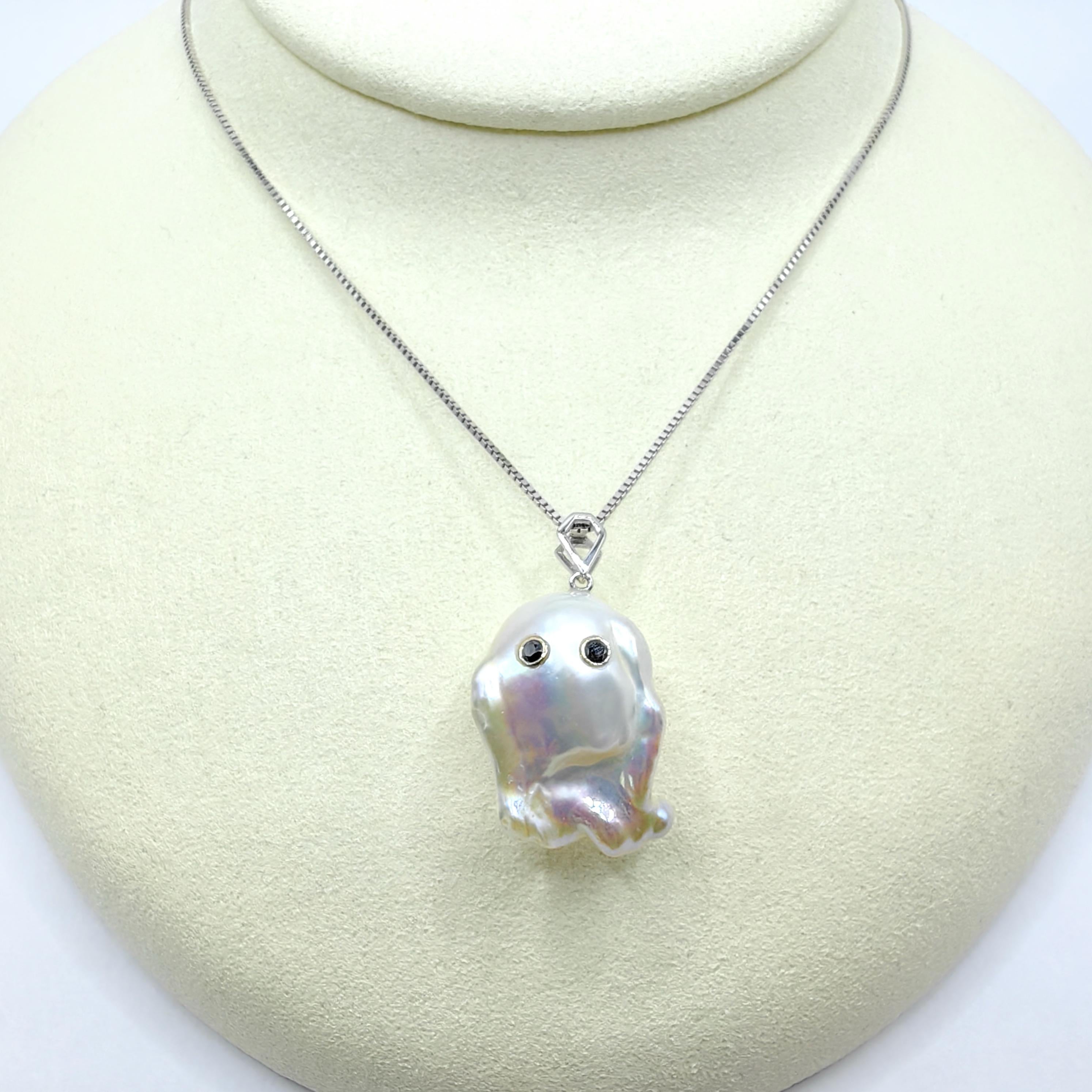 Taille ronde Darling Phantom : Pendentif Ghost en or blanc 18 carats, diamant noir et perle baroque en vente