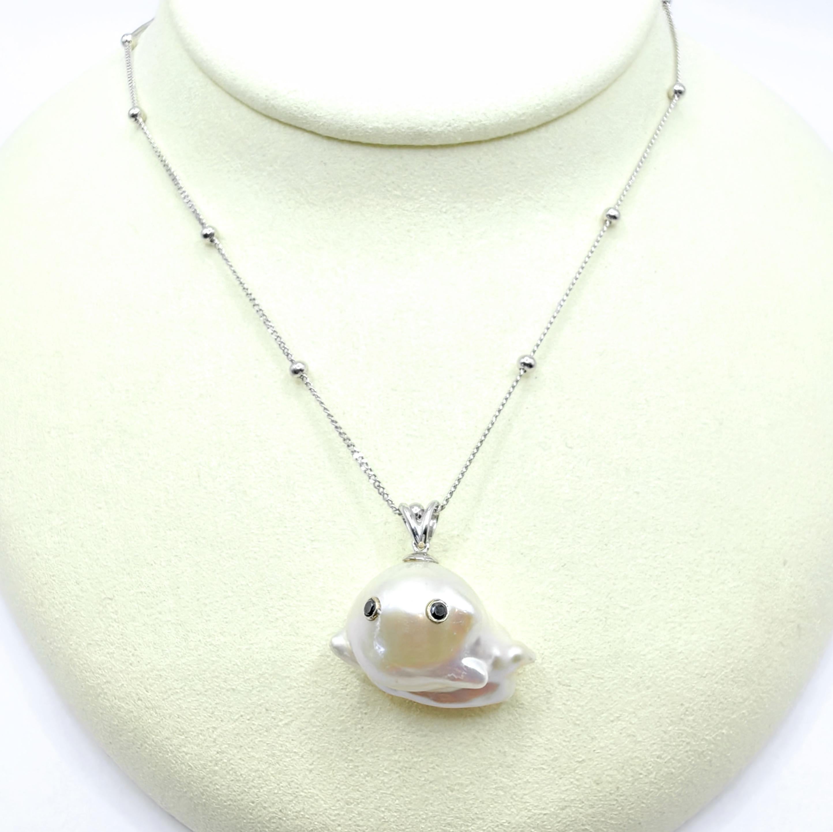 Taille ronde Darling Phantom : Pendentif Ghost en or blanc 18 carats, diamant noir et perle baroque en vente