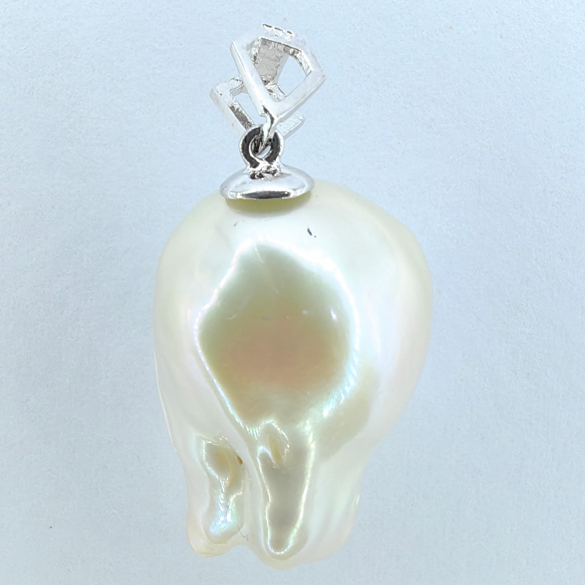 Darling Phantom: 18 Karat Weißgold Barockperlen-Ghost-Anhänger mit schwarzem Diamanten (Rundschliff) im Angebot