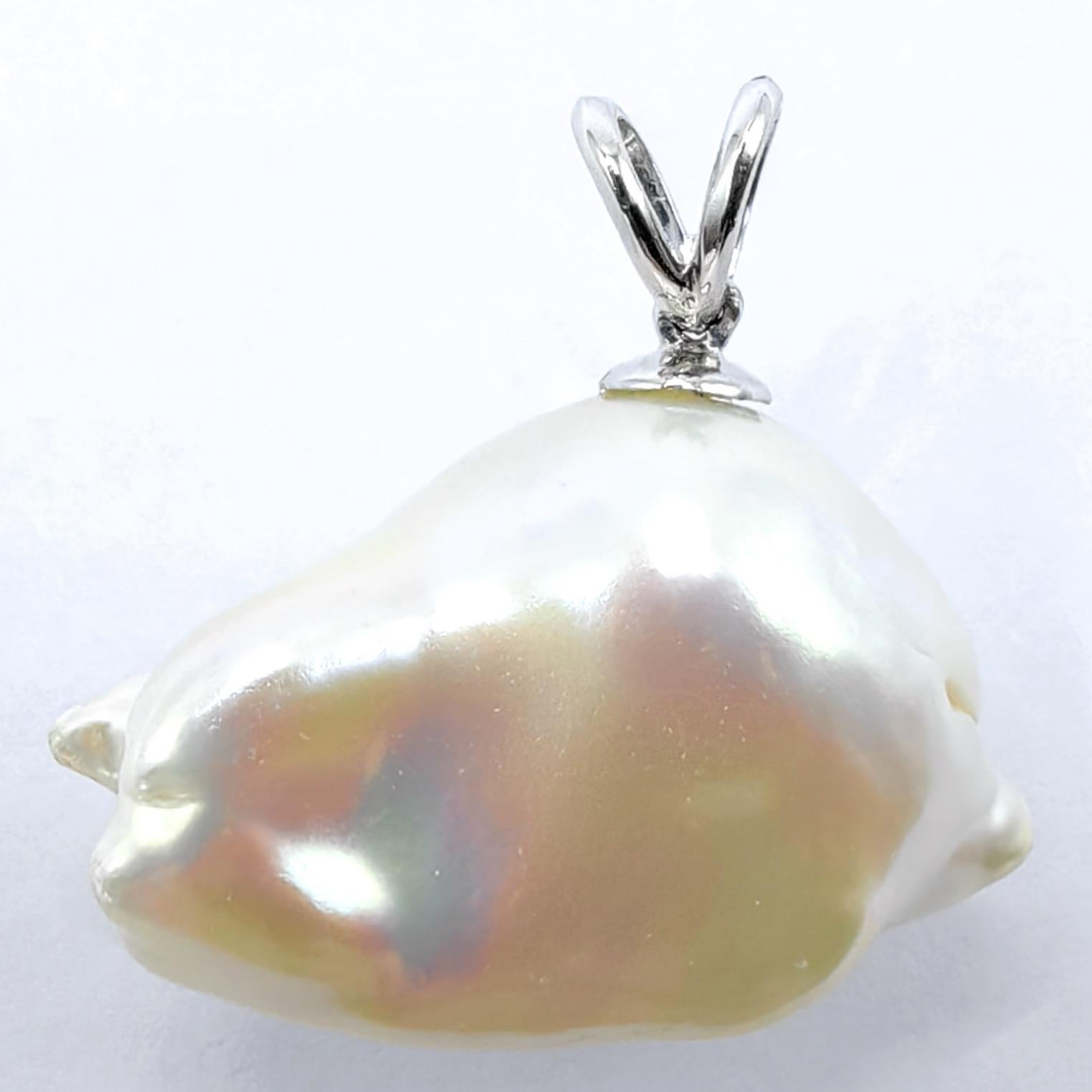 Darling Phantom : Pendentif Ghost en or blanc 18 carats, diamant noir et perle baroque Unisexe en vente
