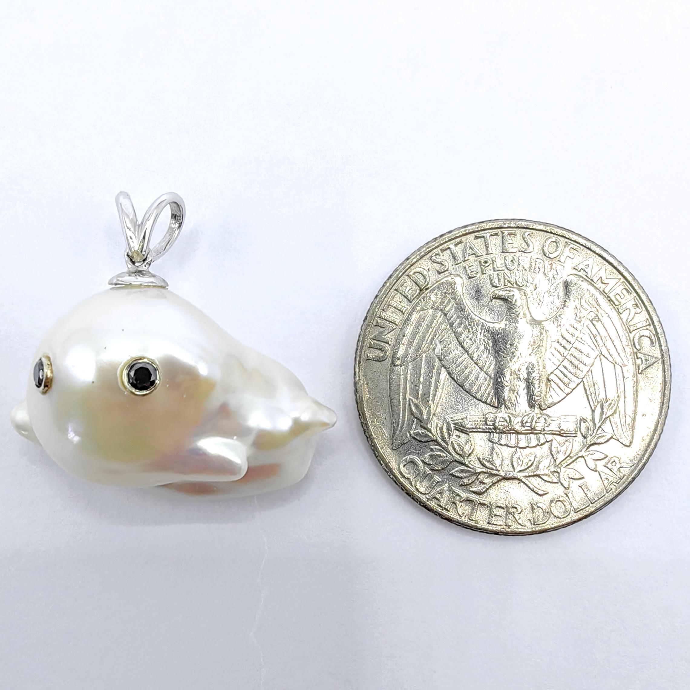 Darling Phantom : Pendentif Ghost en or blanc 18 carats, diamant noir et perle baroque en vente 1