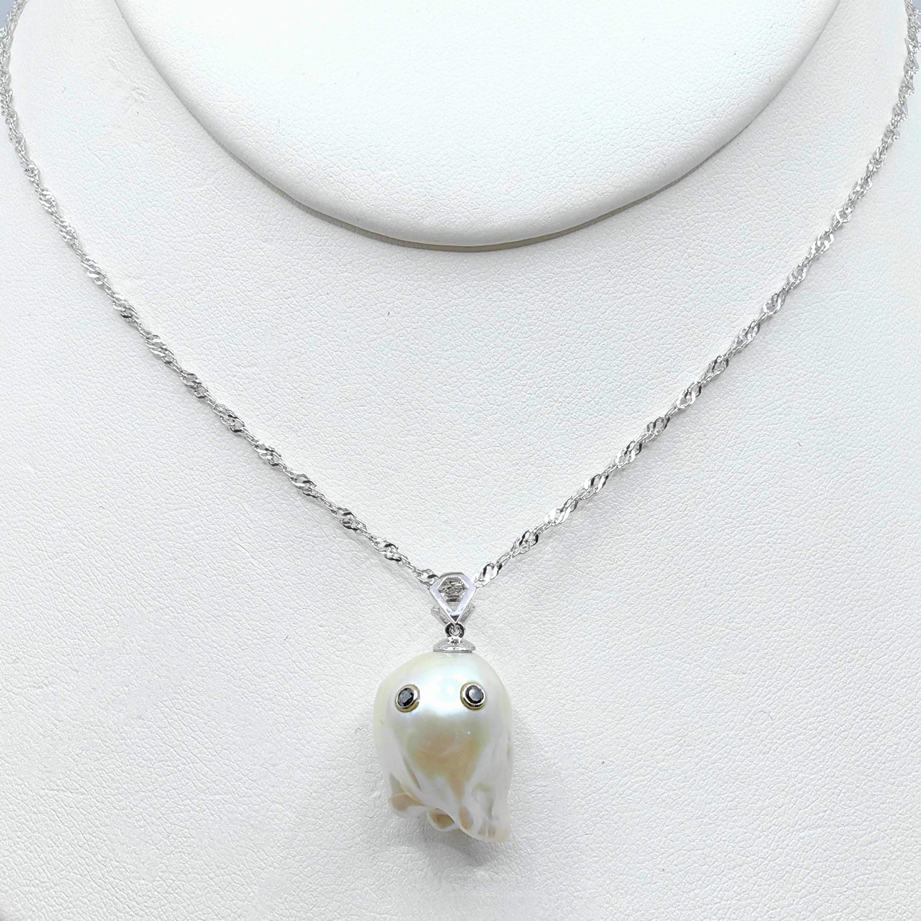 Darling Phantom: 18 Karat Weißgold Barockperlen-Ghost-Anhänger mit schwarzem Diamanten im Angebot 1