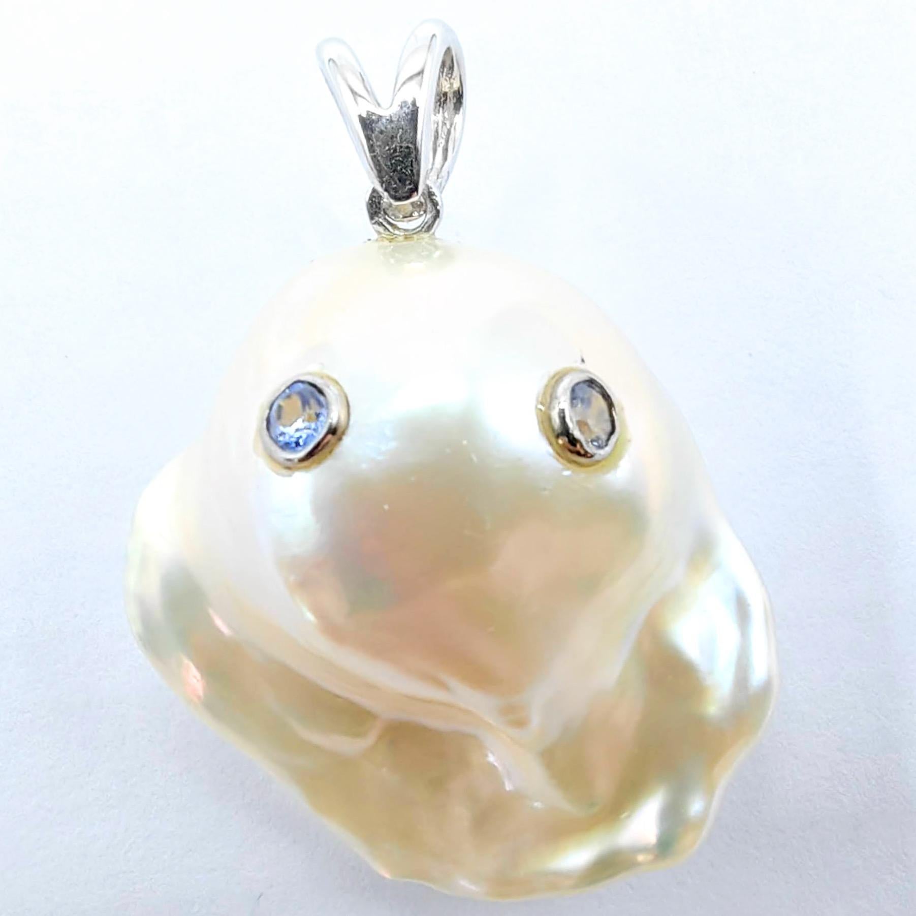 Darling Phantom: Ciondolo fantasma con perla barocca e zaffiro blu in oro bianco 18 carati In condizioni Nuovo in vendita a Wan Chai District, HK