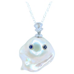 Darling Phantom : Pendentif Ghost en or blanc 18 carats, saphir bleu et perles baroques