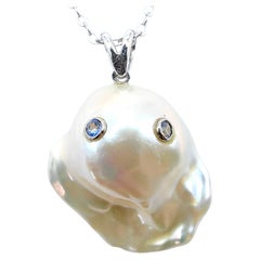 Darling Phantom: Ciondolo fantasma con perla barocca e zaffiro blu in oro bianco 18 carati