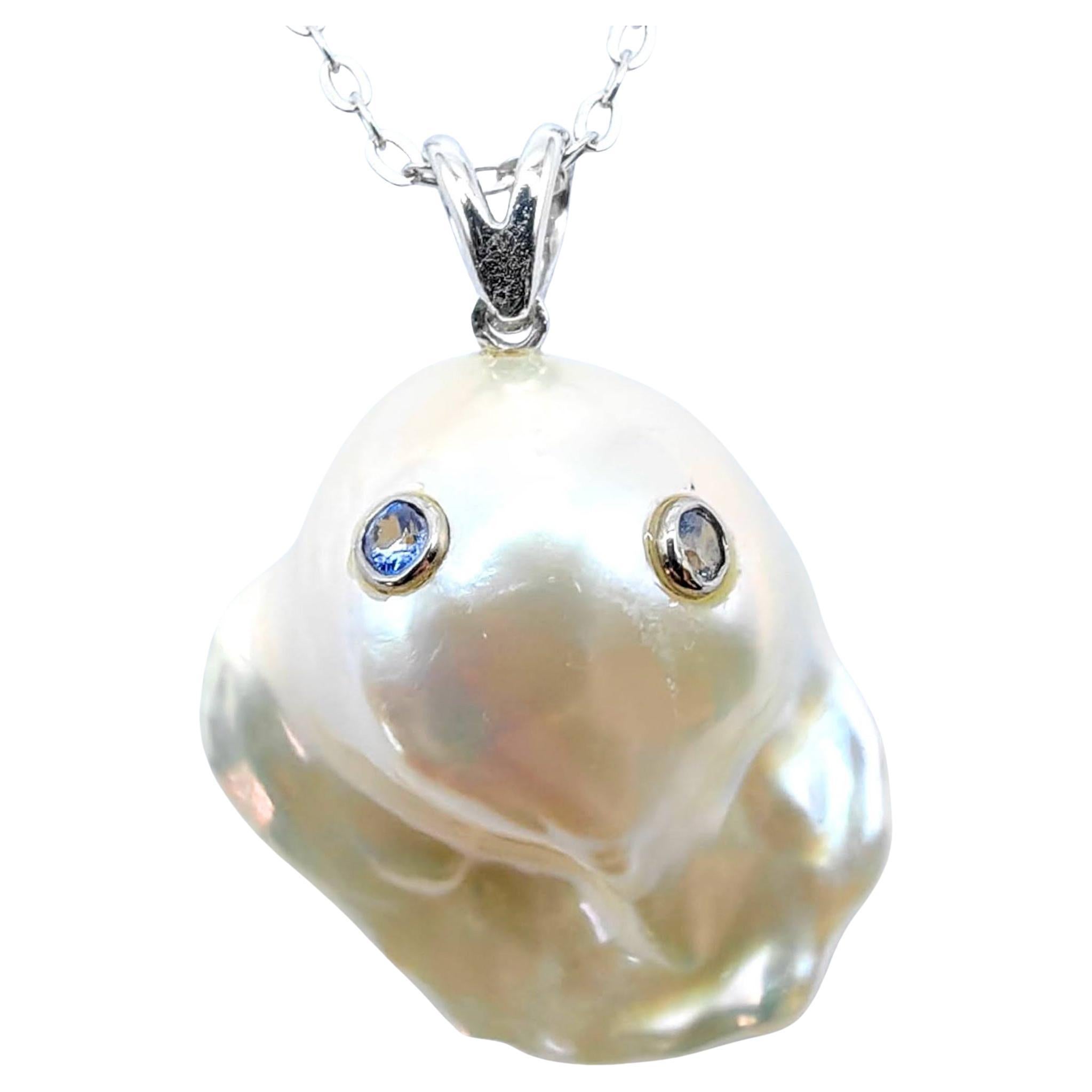 Darling Phantom: Colgante fantasma de zafiro azul y perla barroca en oro blanco de 18 quilates