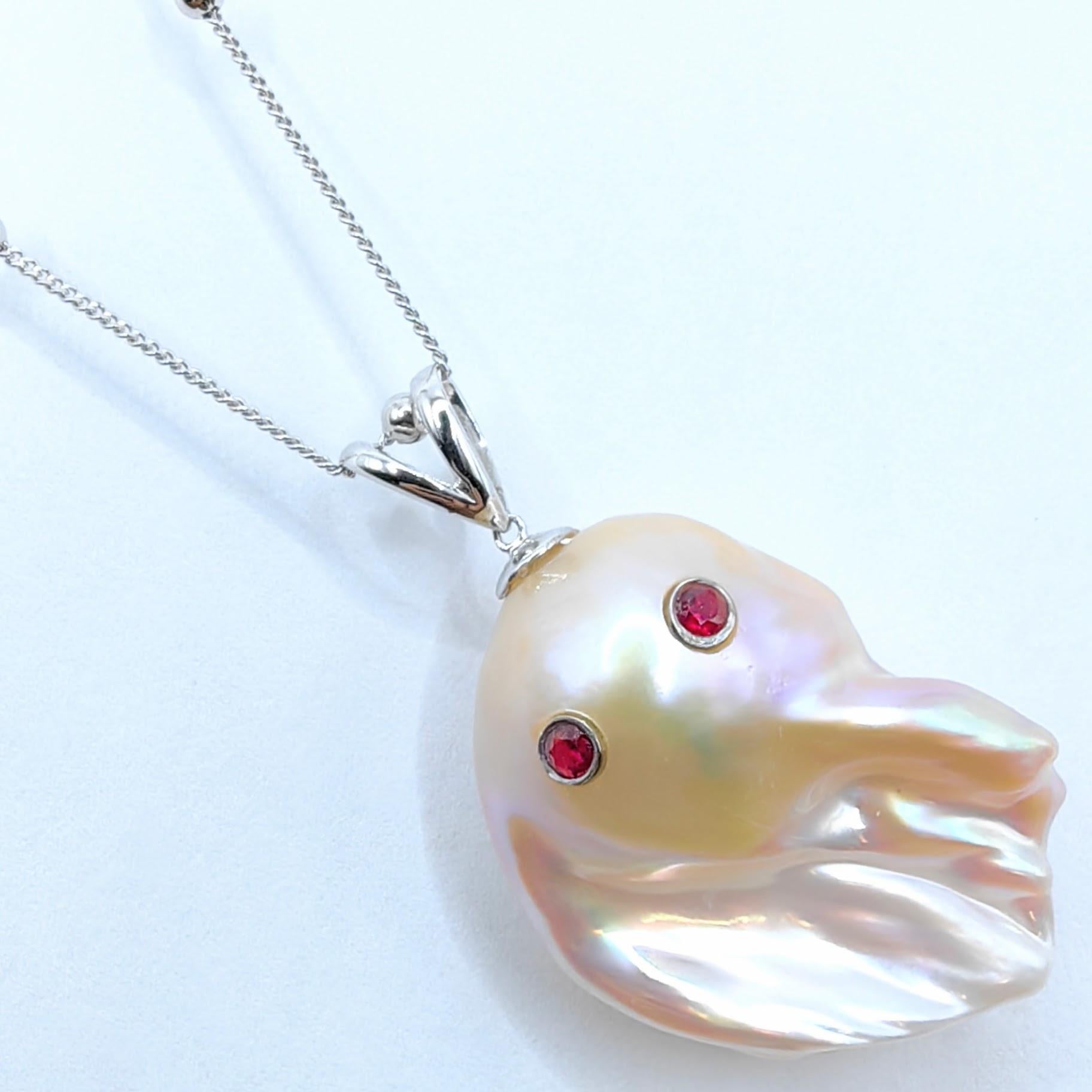 Darling Phantom : Pendentif extra large en or 18 carats rubis et perles baroques roses Ghost Neuf - En vente à Wan Chai District, HK