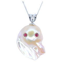 Darling Phantom: ciondolo extra large con rubino e perla rosa barocca Ghost in oro 18 carati