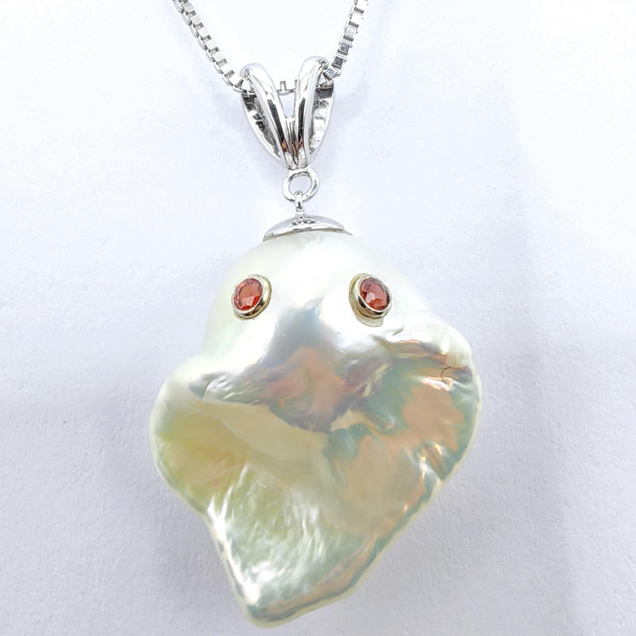 Sapientemente realizzato in oro bianco 18 carati con un peso di 0,77 grammi, questo ciondolo raggiunge il perfetto equilibrio tra lusso e vestibilità con un peso totale di 4,83 grammi. Con un'altezza di circa 3,31 cm, le sue proporzioni garantiscono