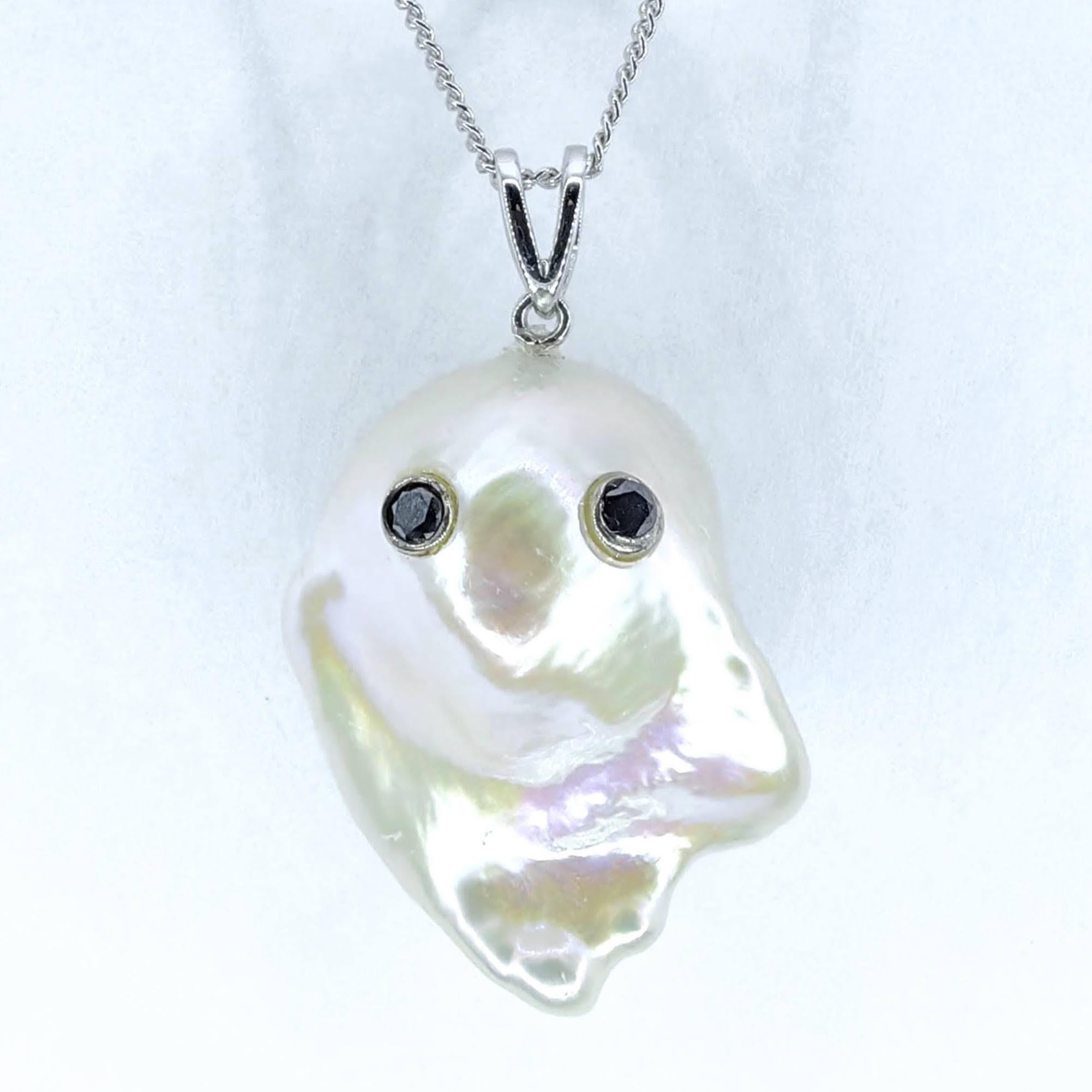 Scopri l'incantevole Darling Phantom Gemini: una meraviglia stravagante caratterizzata da una perla barocca iridescente incastonata su due lati in oro bianco 18 carati, che incarna la dualità dei gemelli celesti. La luminosa perla bianca, con il suo