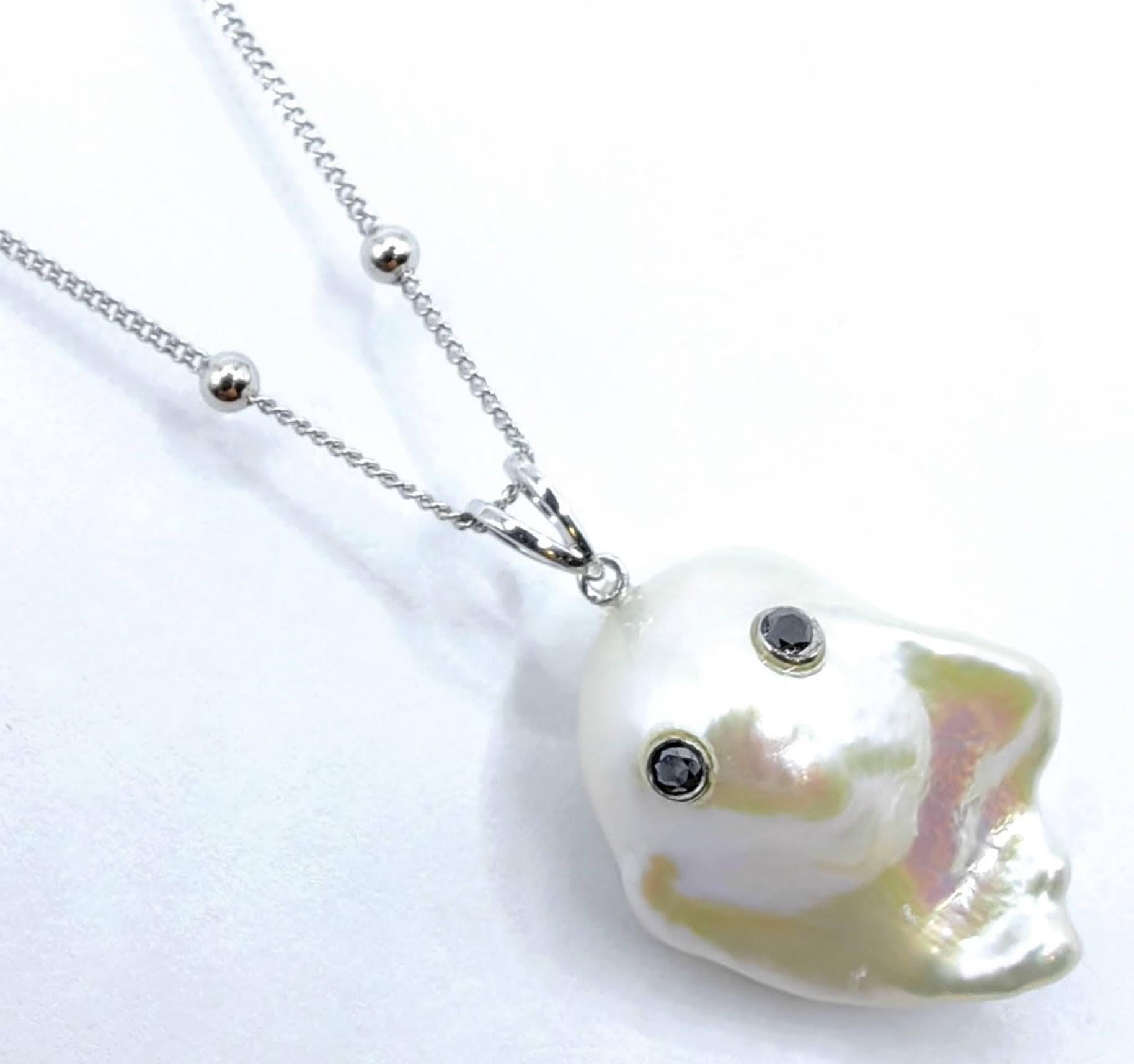Taglio rotondo Darling Phantom Gemini: ciondolo con tsavorite e diamante nero a due facce con perle fantasma in vendita