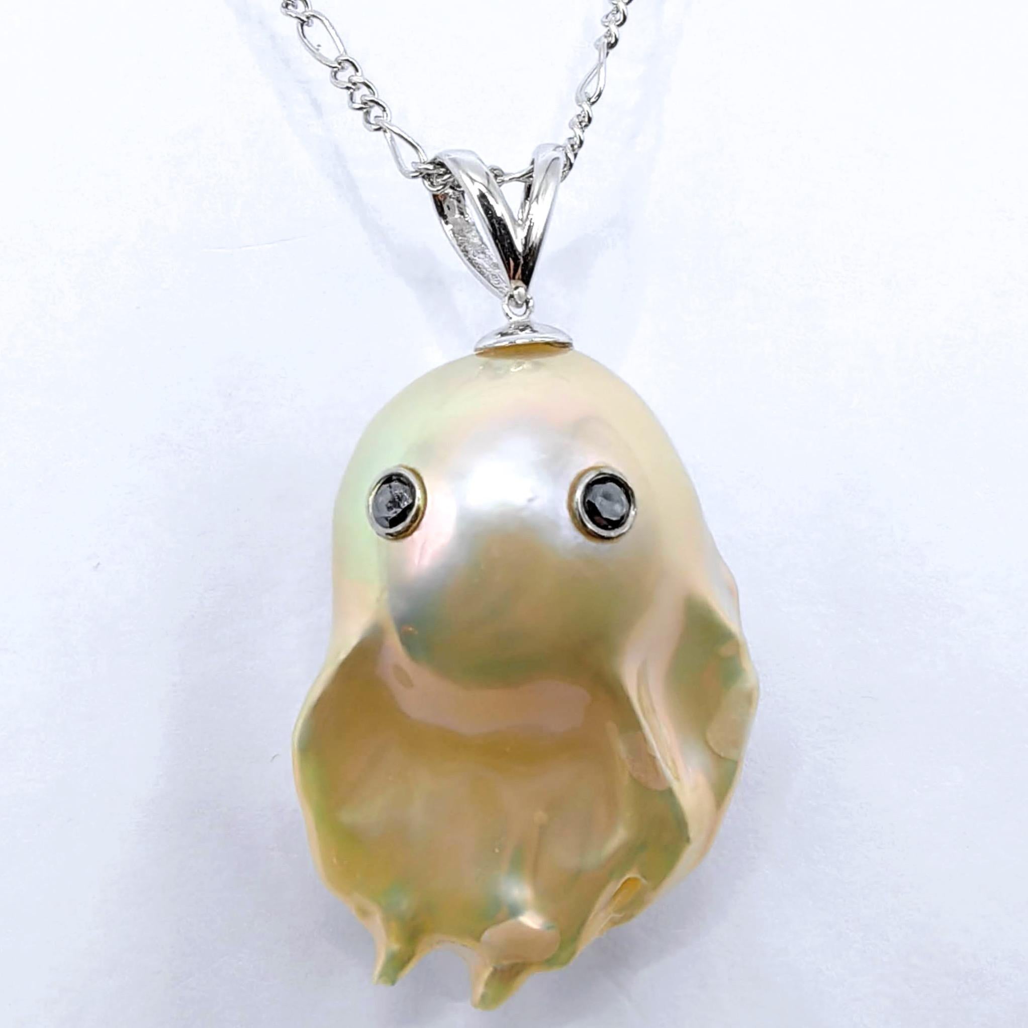 Meet your new spectral companion—the Darling Phantom XL Gemini, an extra large captivating masterpiece that embodies the art of transformation. This extraordinary pendant showcases a magnificent Freshwater Cultured Pink Baroque Pearl, weighing