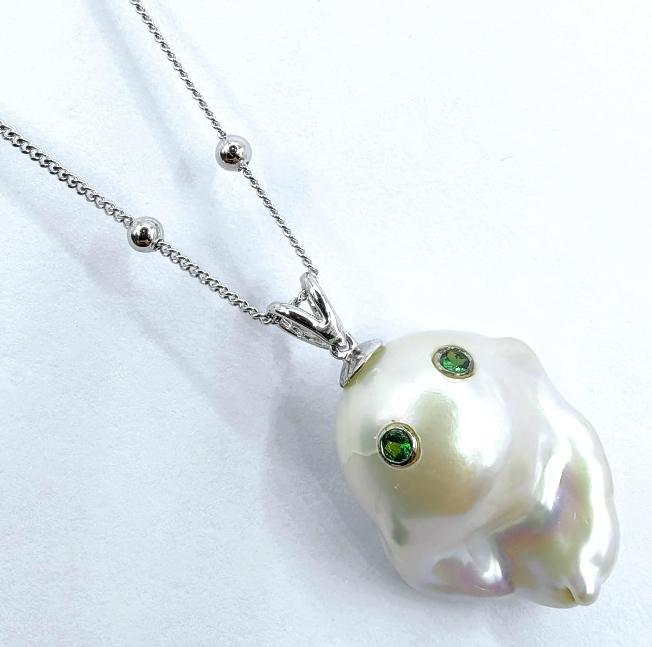 Saluta il Darling Phantom, un compagno di viaggio dal fascino spettrale che prende vita grazie a un'eleganza giocosa e a un'artigianalità raffinata. Questo stravagante ciondolo a forma di fantasma, incastonato in Greene & Greene 18K e impreziosito