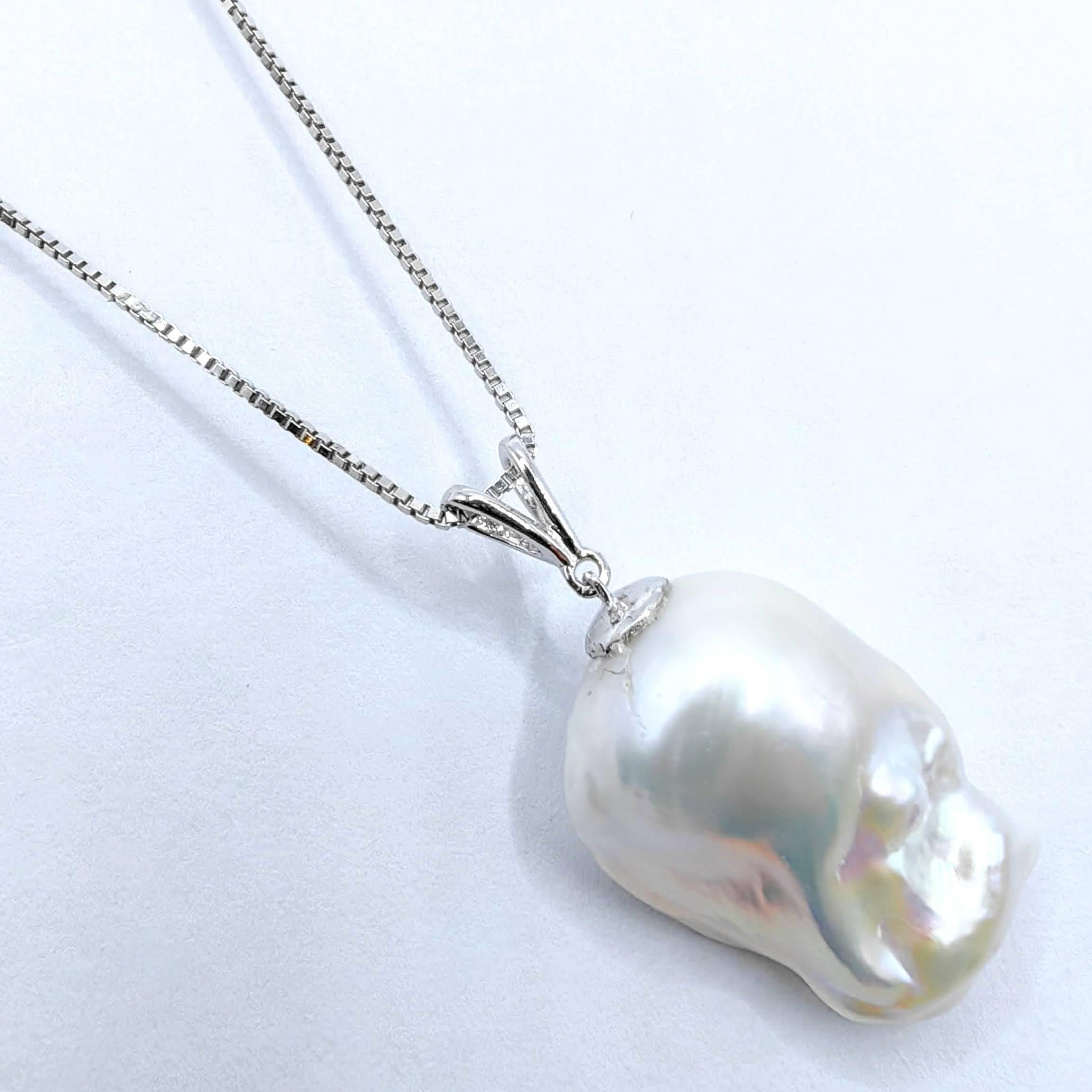 Contemporaneo Darling Phantom: Ciondolo fantasma di perle barocche e tsavorite verde in oro bianco 18 carati in vendita