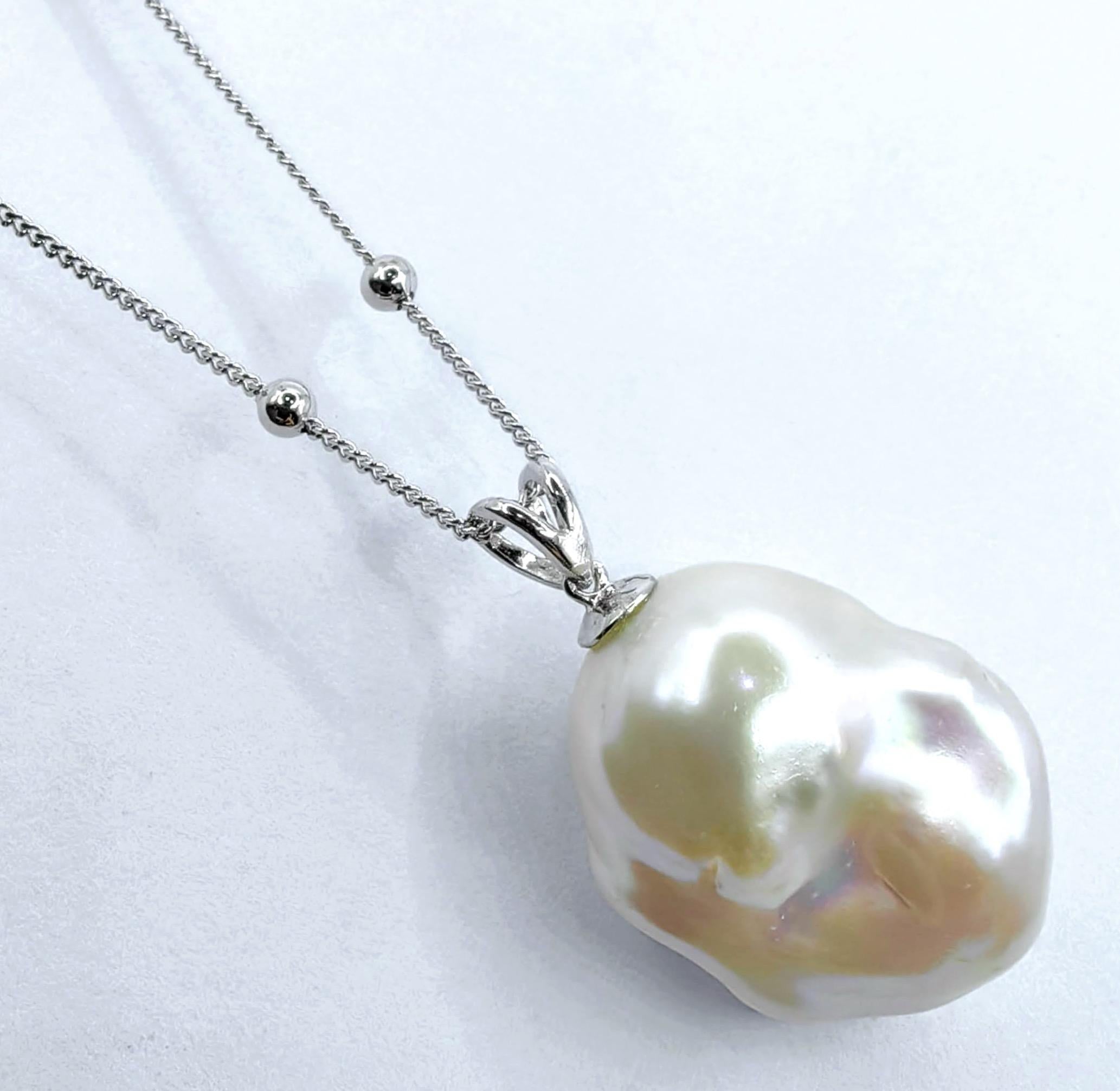 Contemporaneo Darling Phantom: Ciondolo fantasma di perle barocche e tsavorite verde in oro bianco 18 carati in vendita