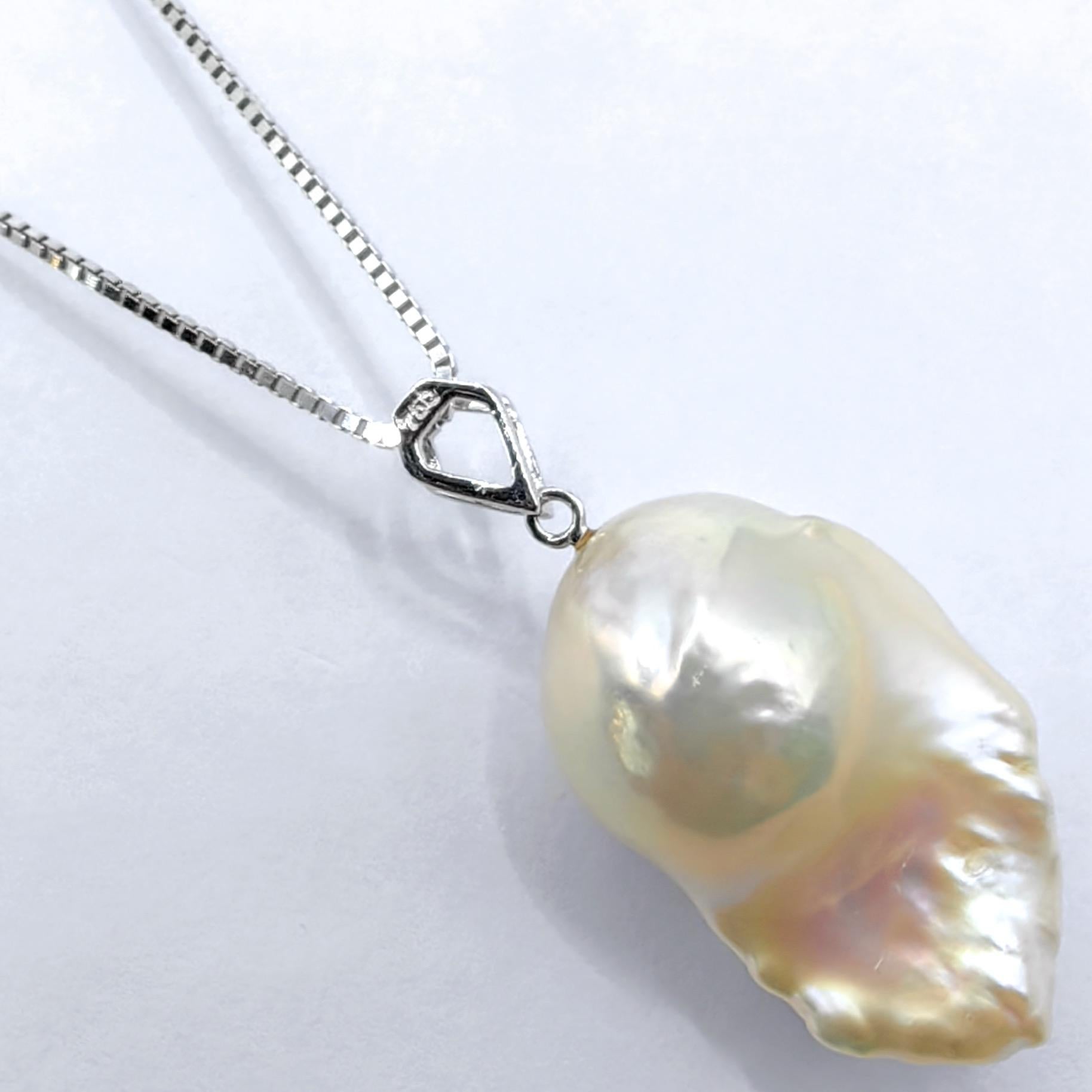 Contemporaneo Darling Phantom: Green Tsavorite Baroque Pearl Ghost Pendant in 18K White Gold in vendita