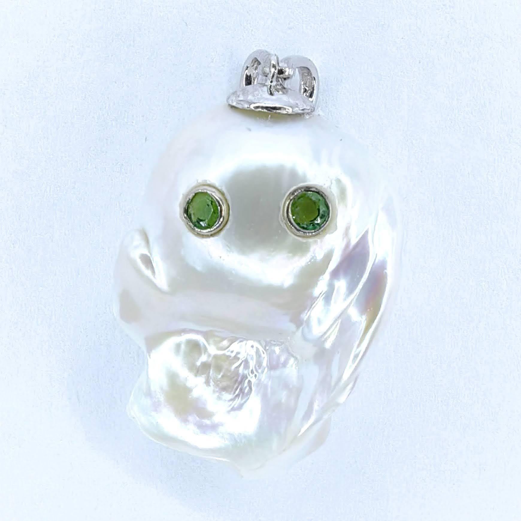 Taglio rotondo Darling Phantom: Ciondolo fantasma di perle barocche e tsavorite verde in oro bianco 18 carati in vendita