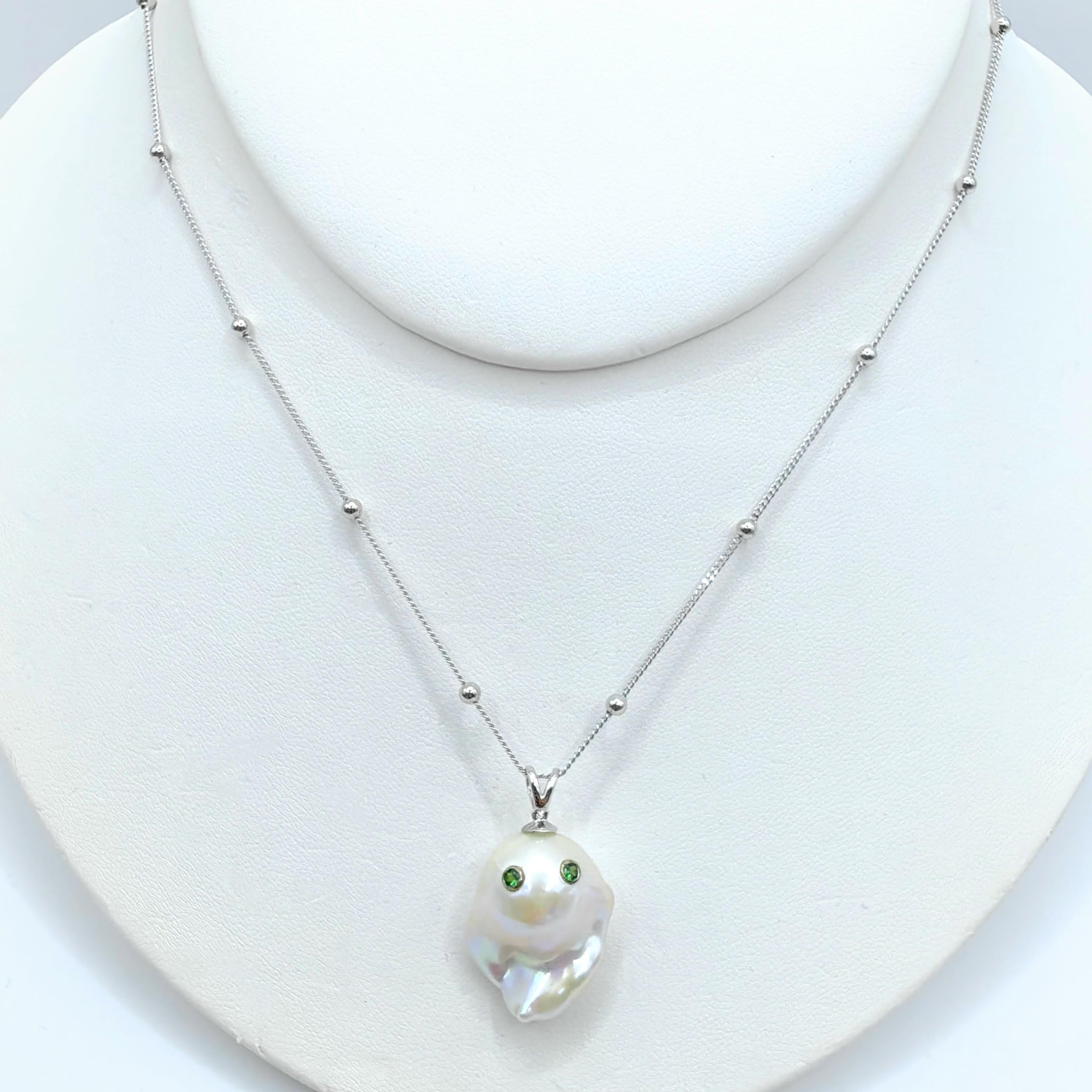 Taglio rotondo Darling Phantom: Ciondolo fantasma di perle barocche e tsavorite verde in oro bianco 18 carati in vendita