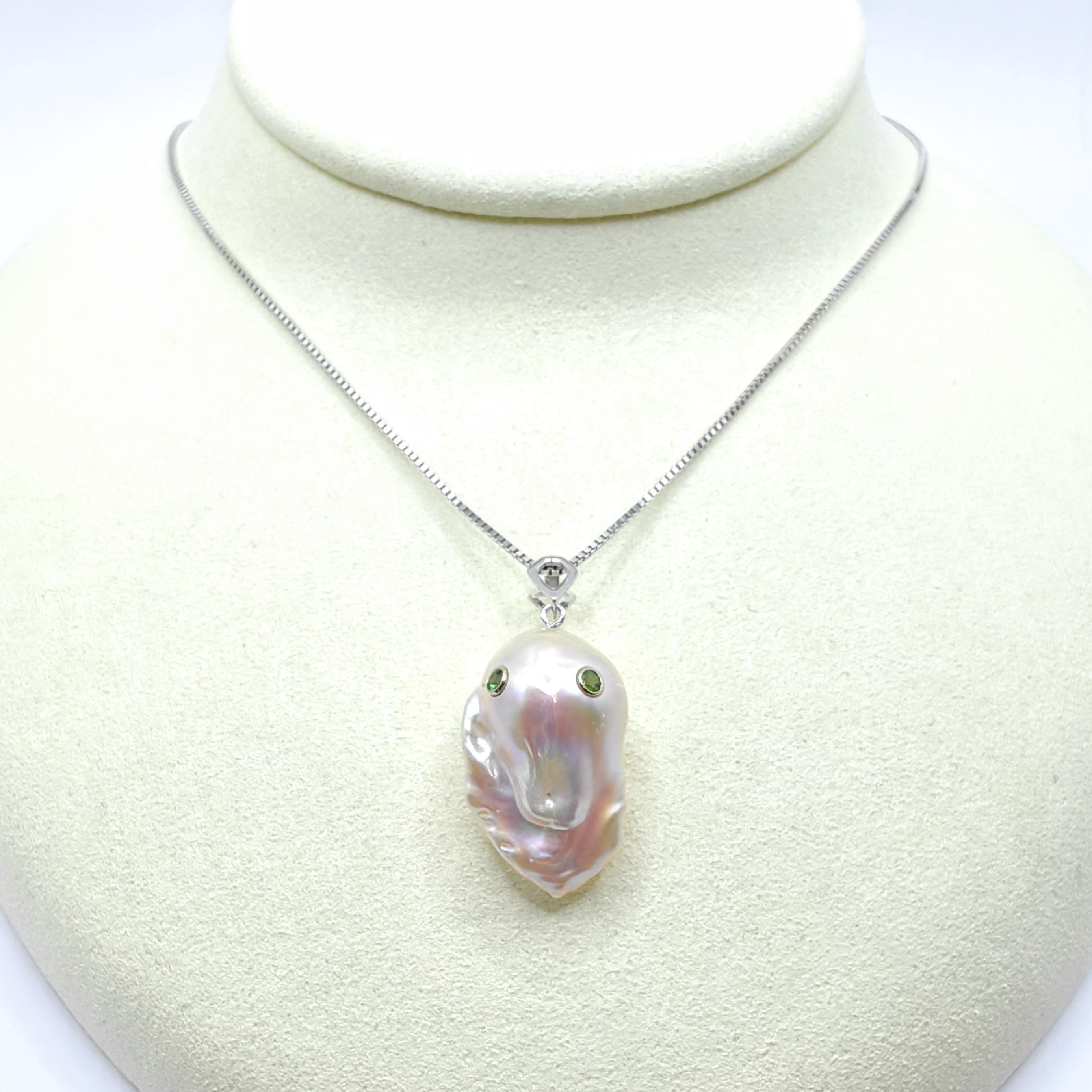 Taglio rotondo Darling Phantom: Green Tsavorite Baroque Pearl Ghost Pendant in 18K White Gold in vendita