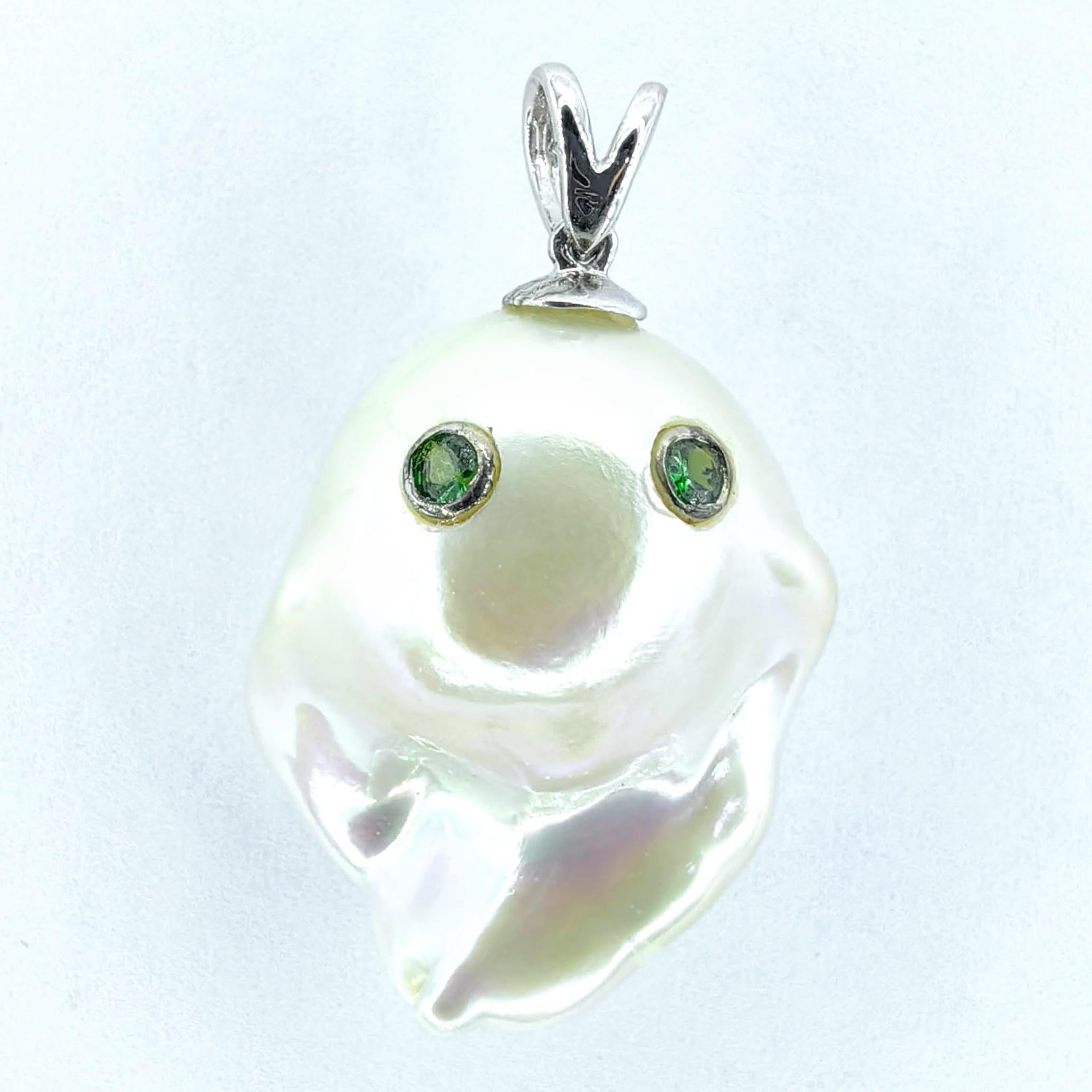 Darling Phantom: Ciondolo fantasma di perle barocche e tsavorite verde in oro bianco 18 carati In condizioni Nuovo in vendita a Wan Chai District, HK
