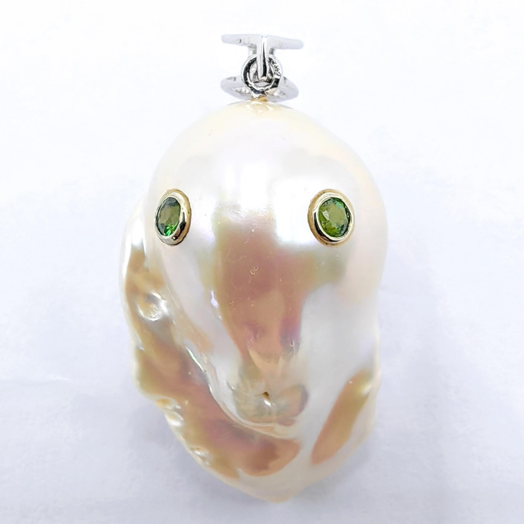 Darling Phantom: Green Tsavorite Baroque Pearl Ghost Pendant in 18K White Gold In condizioni Nuovo in vendita a Wan Chai District, HK