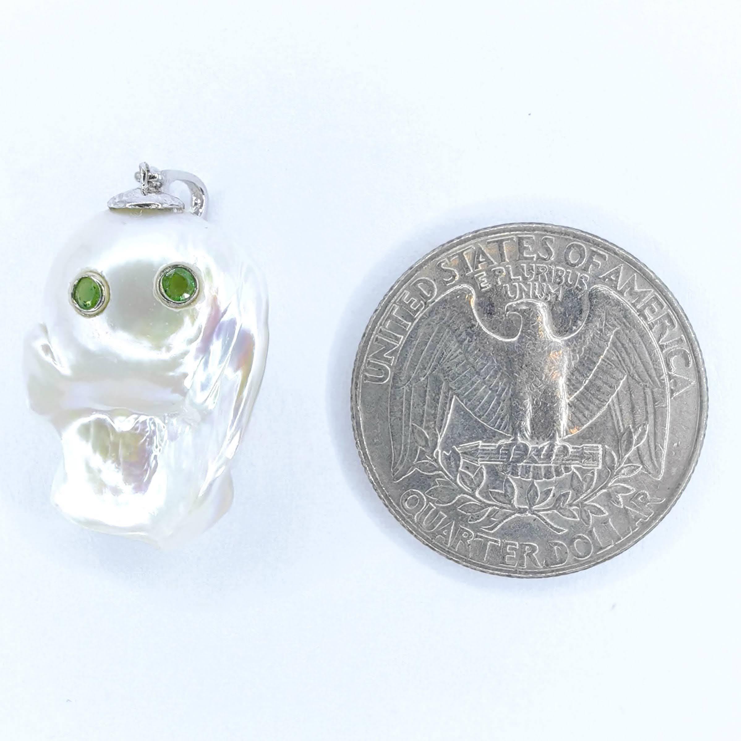 da uomo o donna Darling Phantom: Ciondolo fantasma di perle barocche e tsavorite verde in oro bianco 18 carati in vendita