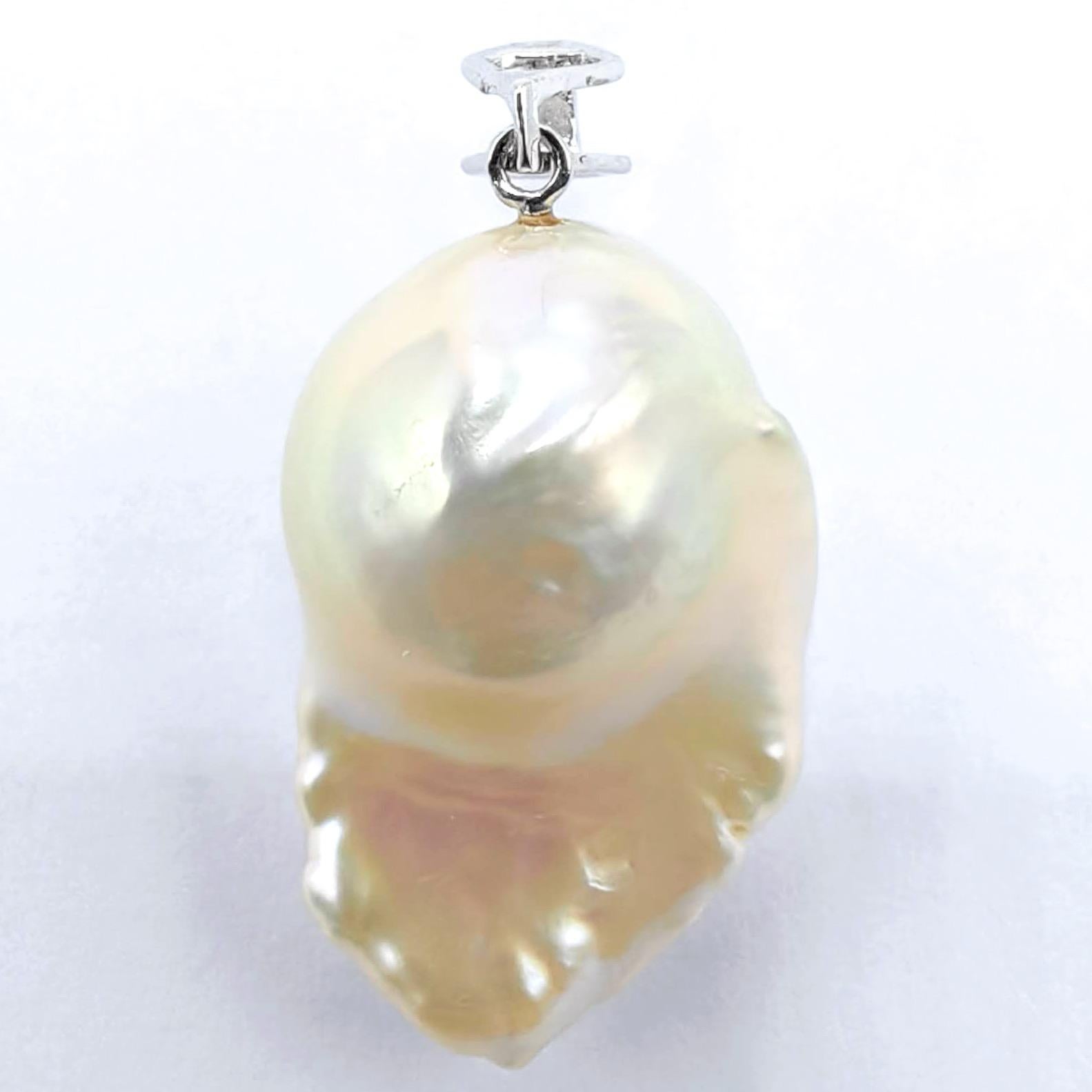 da uomo o donna Darling Phantom: Green Tsavorite Baroque Pearl Ghost Pendant in 18K White Gold in vendita