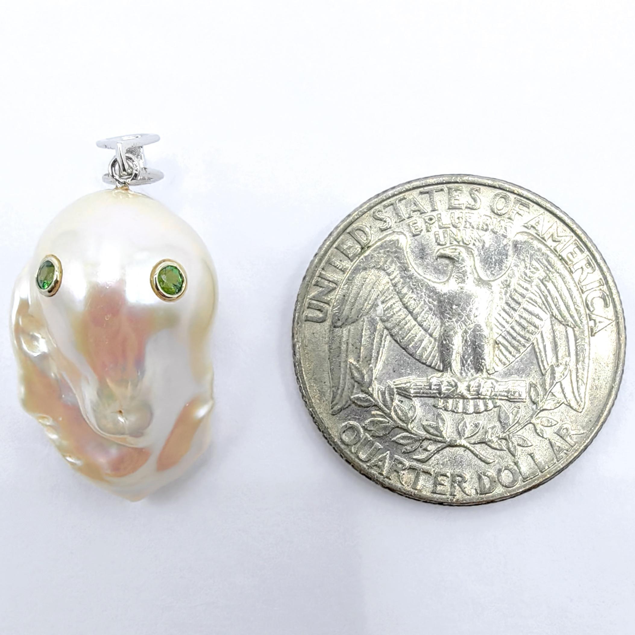 Darling Phantom: Green Tsavorite Baroque Pearl Ghost Pendant in 18K White Gold in vendita 1