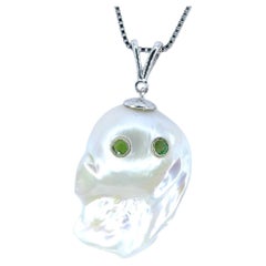 Darling Phantom : Pendentif Ghost en or blanc 18 carats avec tsavorite verte et perle baroque
