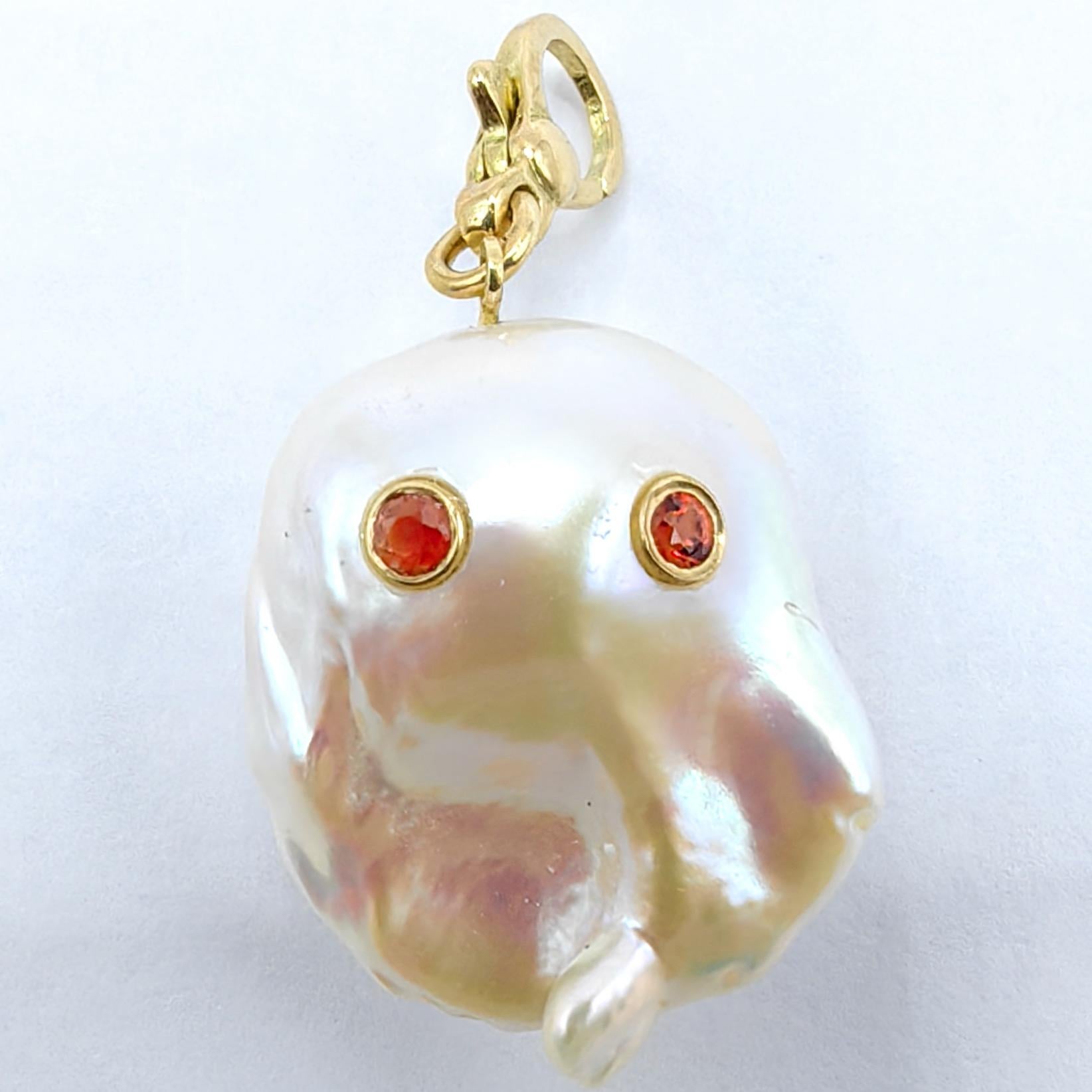 Darling Phantom: ciondolo a forma di fantasma con perla barocca e zaffiro arancione in oro 18 carati In condizioni Nuovo in vendita a Wan Chai District, HK