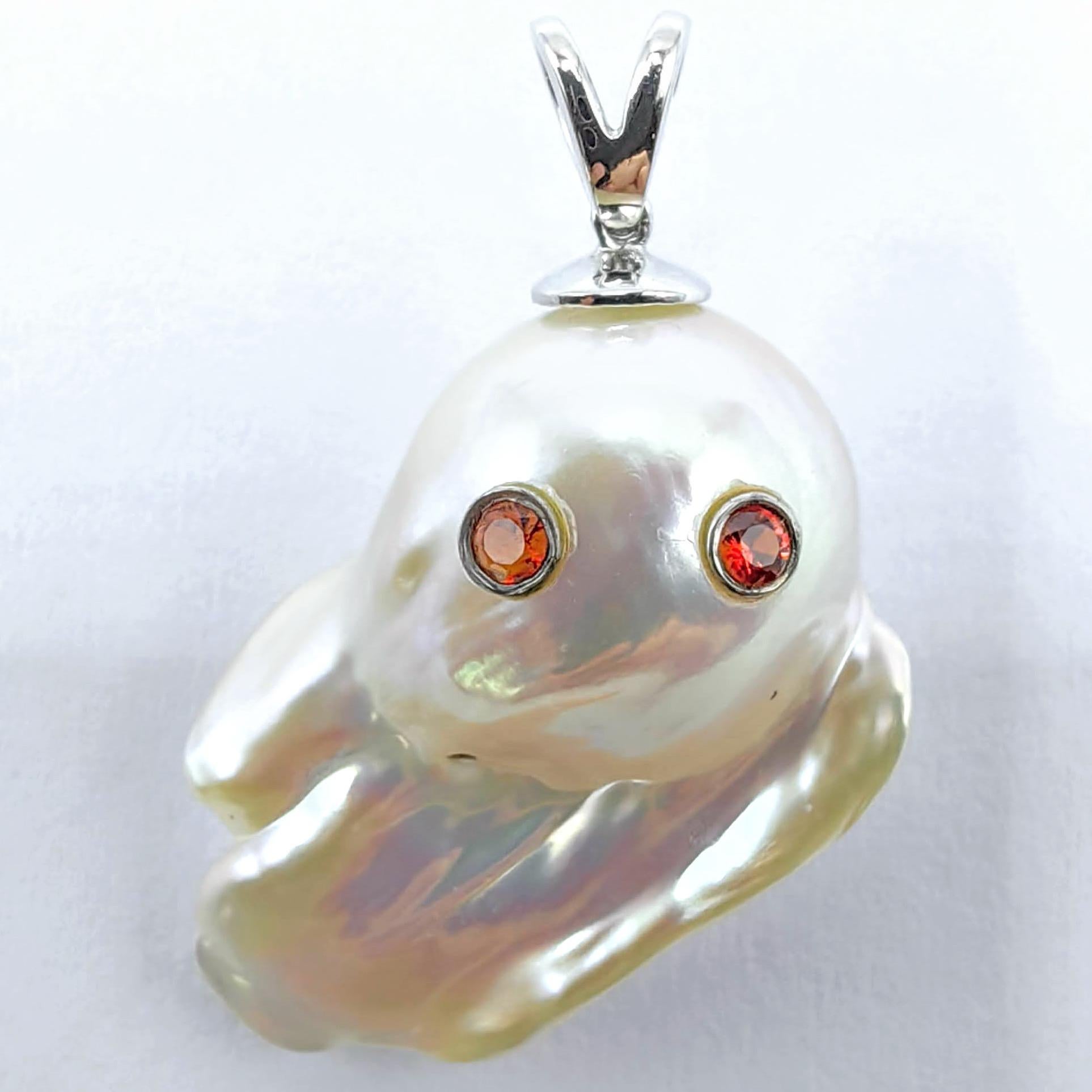 Darling Phantom: ciondolo fantasma con perle barocche e zaffiro arancione in oro bianco 18 carati In condizioni Nuovo in vendita a Wan Chai District, HK