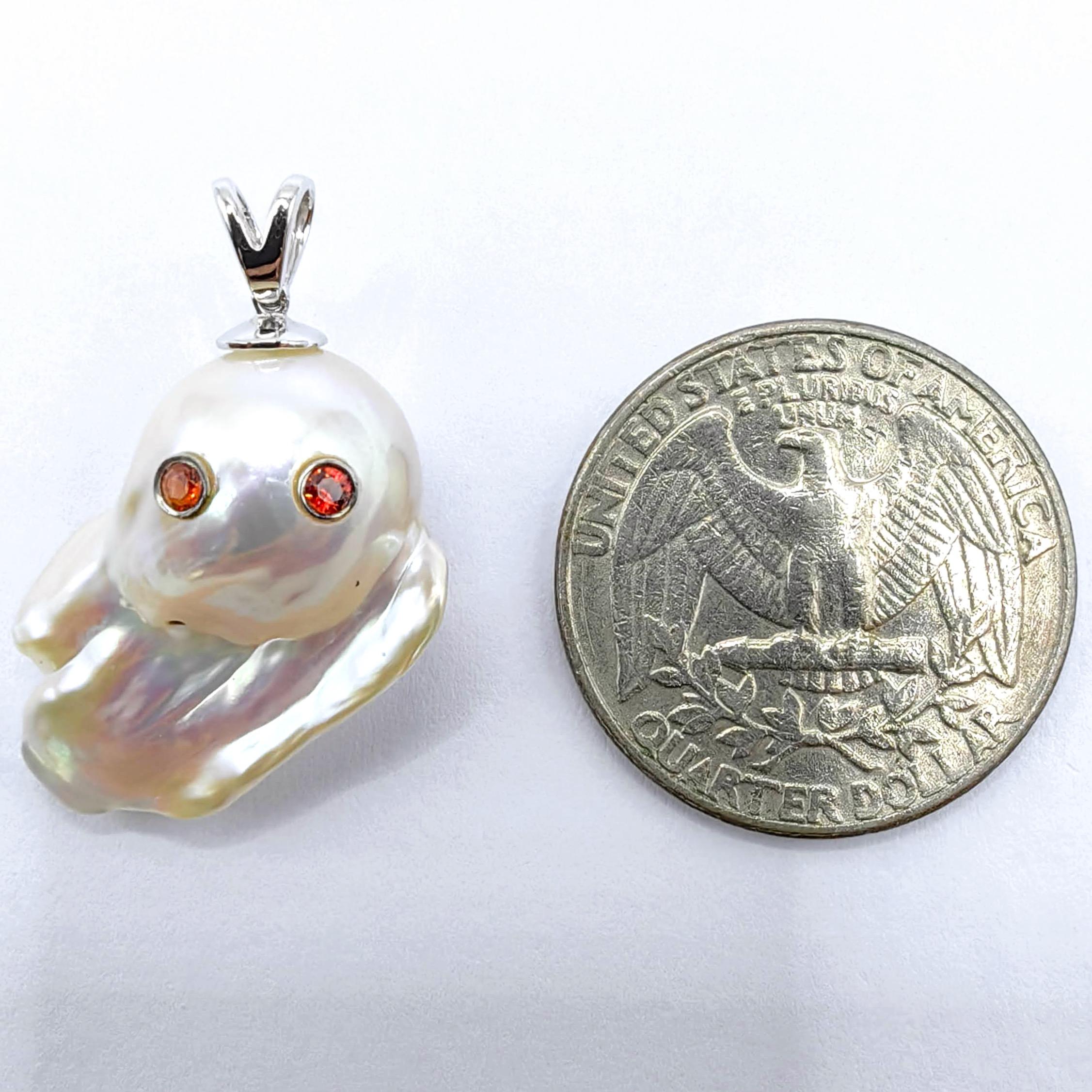 Darling Phantom: ciondolo fantasma con perle barocche e zaffiro arancione in oro bianco 18 carati in vendita 1