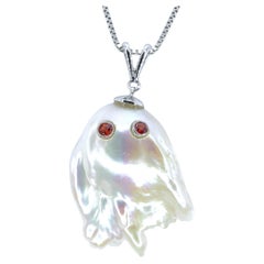 Darling Phantom : Pendentif Ghost en or blanc 18 carats avec saphir orange et perle baroque