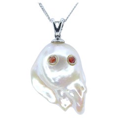 Darling Phantom : Pendentif Ghost en or blanc 18 carats avec saphir orange et perle baroque