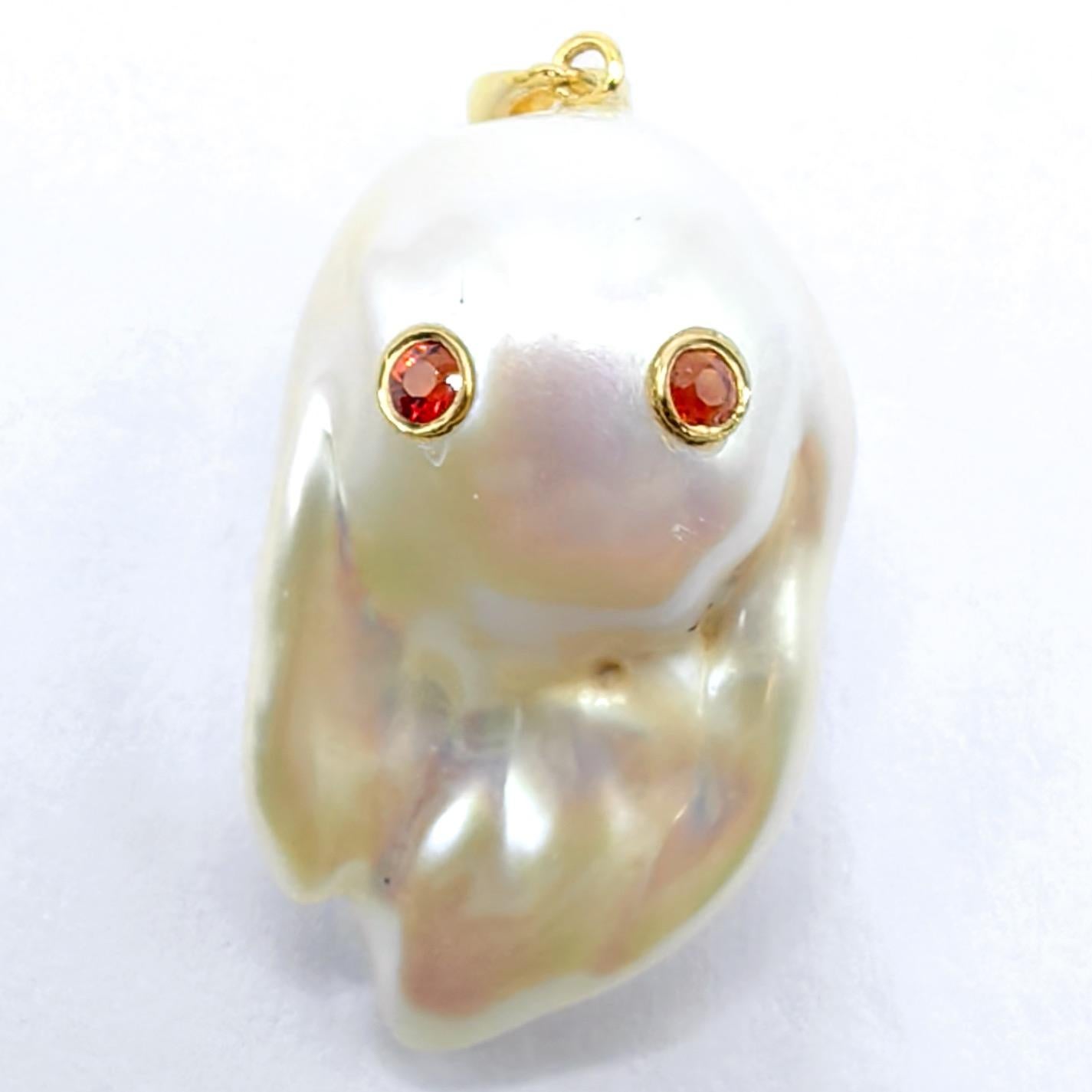 Darling Phantom: Ciondolo fantasma con perla barocca e zaffiro arancione in oro giallo 18 carati In condizioni Nuovo in vendita a Wan Chai District, HK