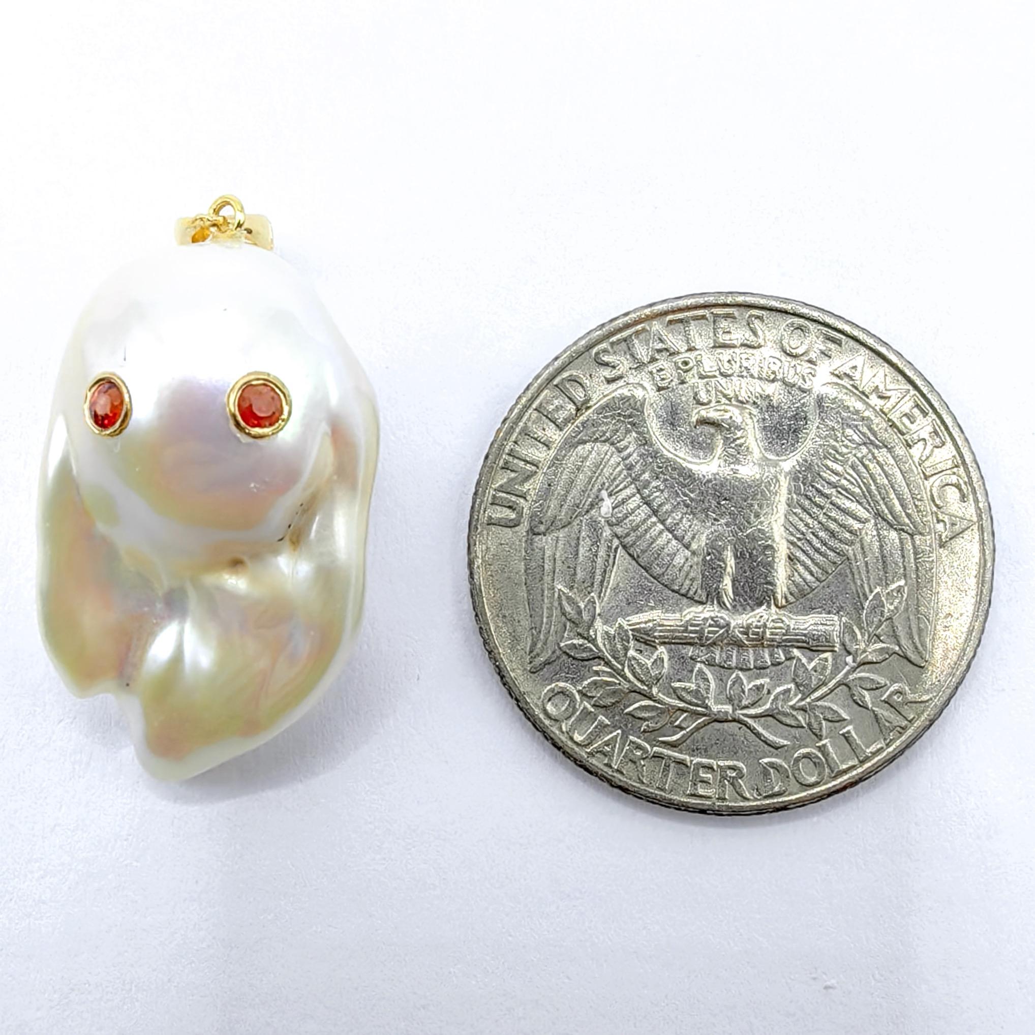 Darling Phantom: Ciondolo fantasma con perla barocca e zaffiro arancione in oro giallo 18 carati in vendita 1