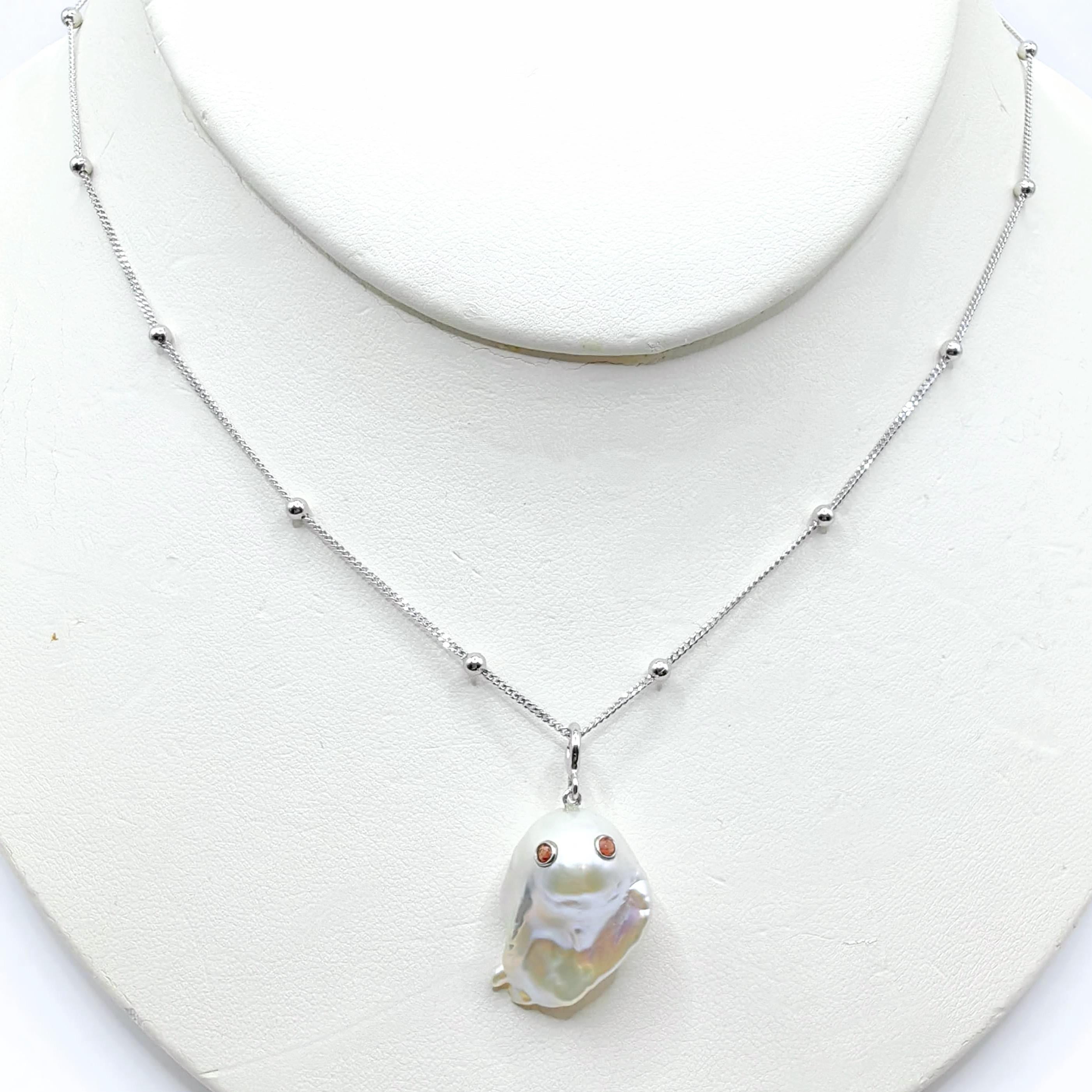 Taille ronde Darling Phantom : breloque et pendentif Ghost en or blanc 18 carats avec saphir orange et perle en vente