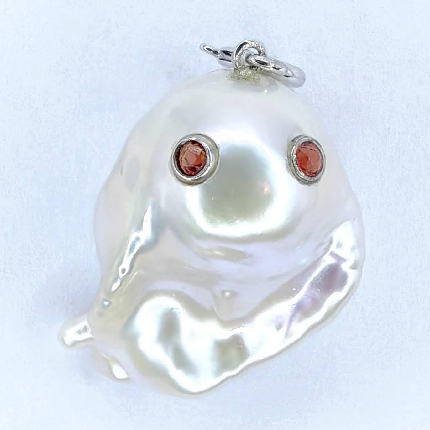Darling Phantom : breloque et pendentif Ghost en or blanc 18 carats avec saphir orange et perle Neuf - En vente à Wan Chai District, HK