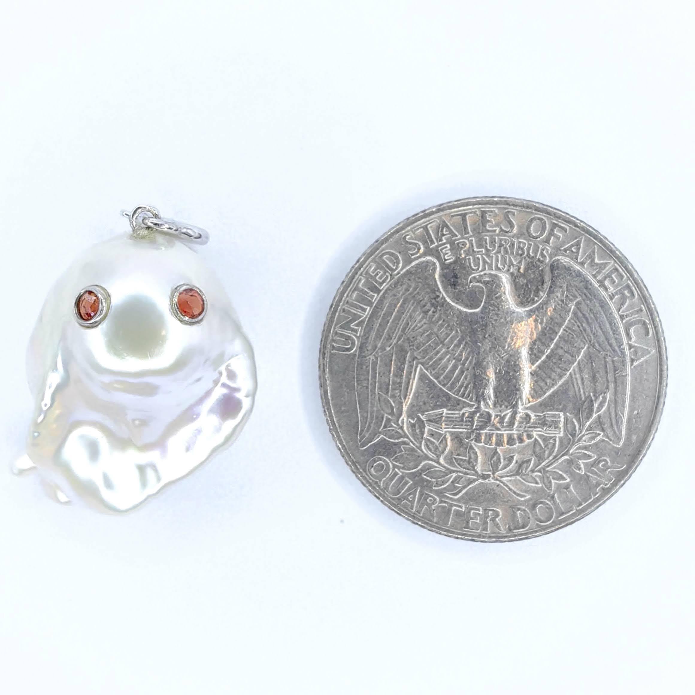Darling Phantom : breloque et pendentif Ghost en or blanc 18 carats avec saphir orange et perle en vente 1